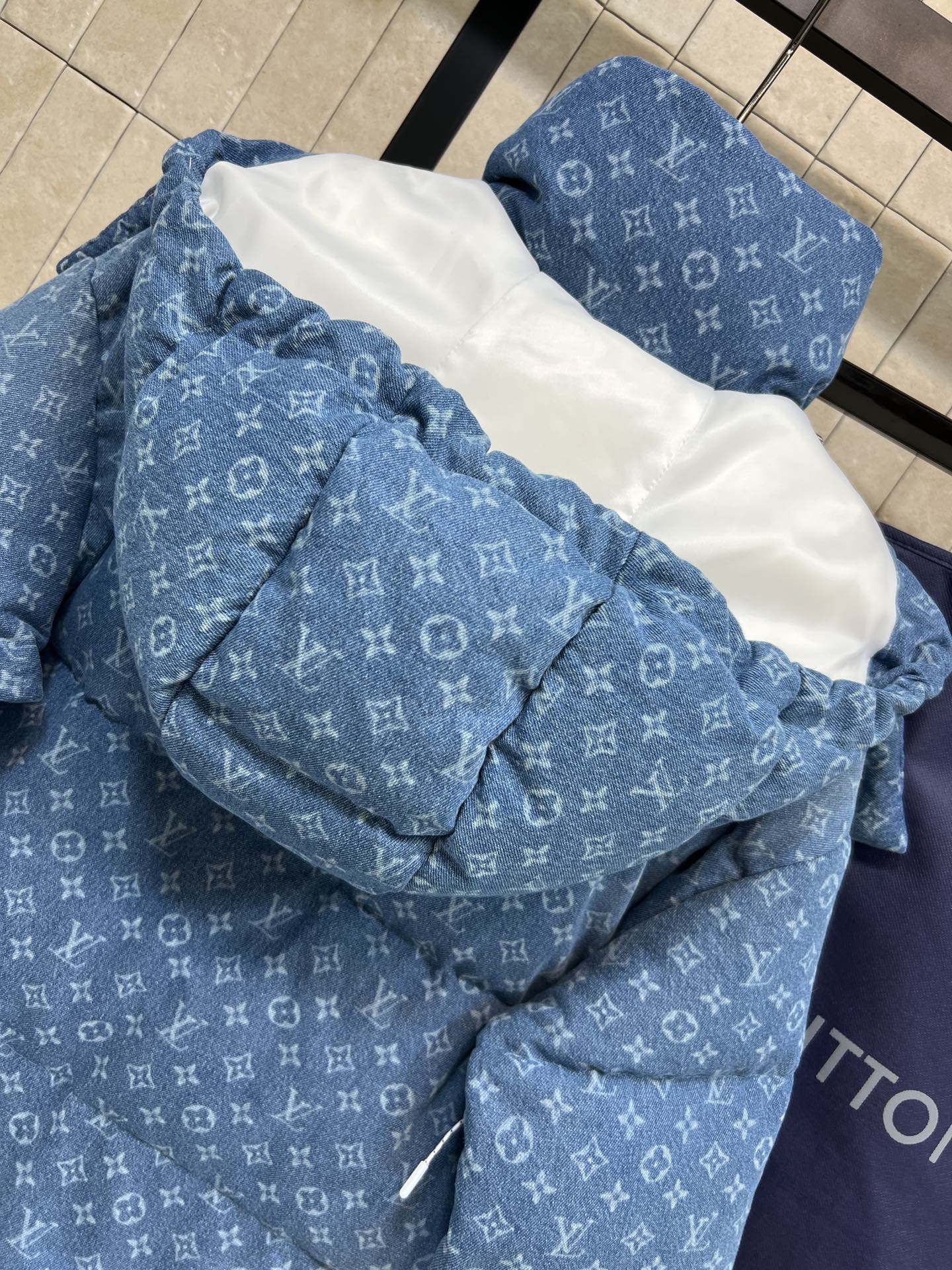 L家 25秋冬新款 渐变牛仔老花连帽高领羽绒服 定制渐变牛仔老花图案面料 奢华感满满 高领宽松连帽设计 