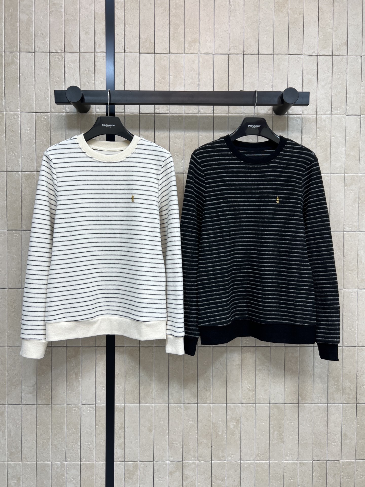 NO:605284,SLP plush striped wool sweatshirt. It adopts a classic horizontal stripe design. It is simple and versatile. The fabric is soft and skin-friendly. It has good breathability. It is super comfortable to wear in spring and autumn. It has a loose fit, round neck and long-sleeved design. The YSL metal logo decoration on the chest is full of details. It is suitable for daily casual or inner wear. It looks good with jeans and sweatpants!  Two colors and three codes SML,,loro piana,saint laurent,hoodie,sweatshirts,jeans,alexander wang19860909SLP 毛绒绒条纹羊毛卫衣 采用经典横条纹设计 简约百搭 面料柔软亲肤 透气性好 春秋季节穿着超舒适~宽松版型圆领长袖设计 胸前YSL金属徽标装饰 细节满分/日常休闲或内搭都很OK 搭配牛仔裤、运动裤都好看！两色三码 SML,,loro piana,saint laurent,hoodie,sweatshirts,jeans,alexander wang,Women's clothing