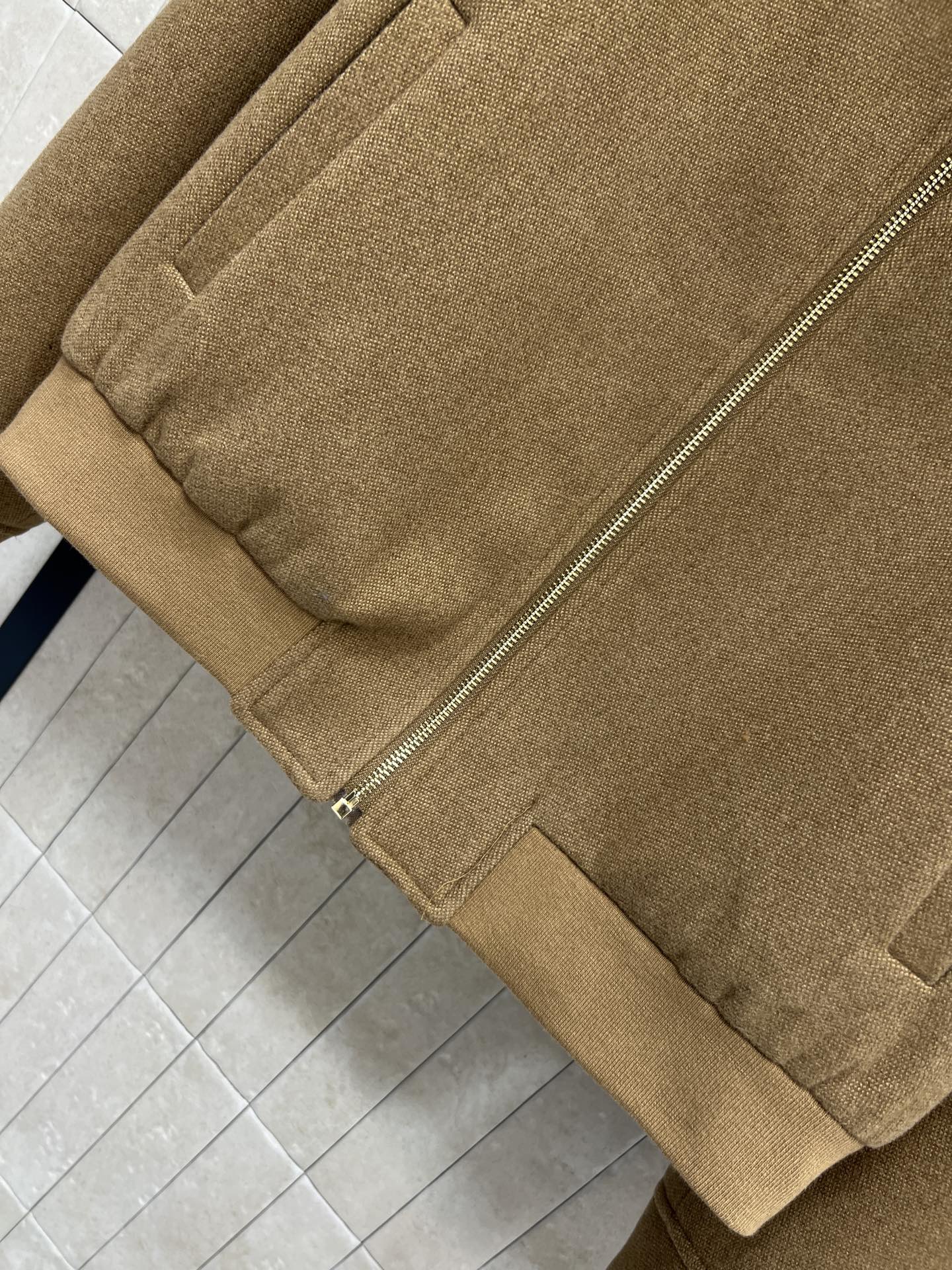 MIU家 25秋冬新款 翻领毛呢飞行员夹克外套 翻领宽松版型干练帅气 刺绣字母Logo点缀 时髦又高级 