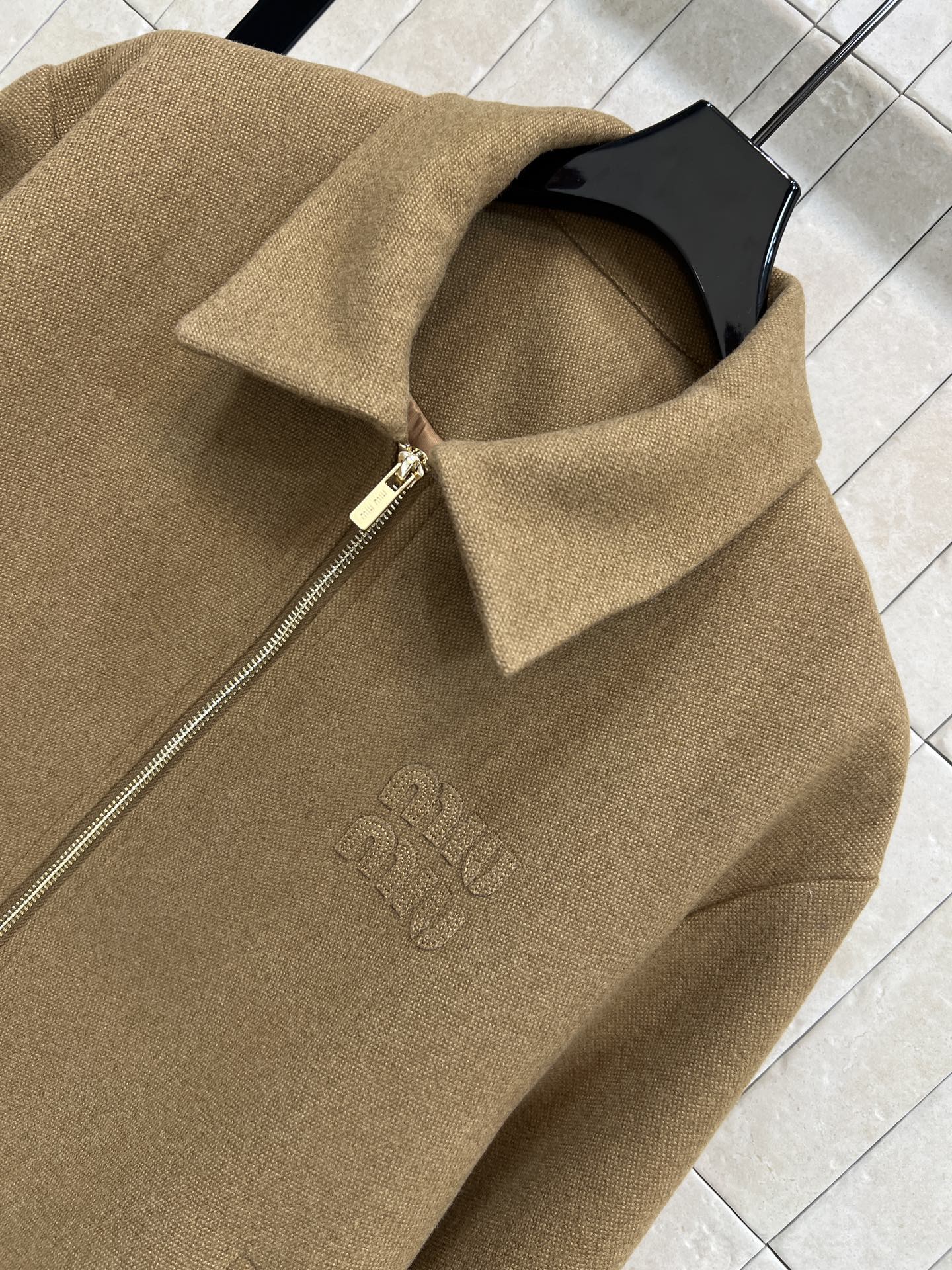 MIU家 25秋冬新款 翻领毛呢飞行员夹克外套 翻领宽松版型干练帅气 刺绣字母Logo点缀 时髦又高级 