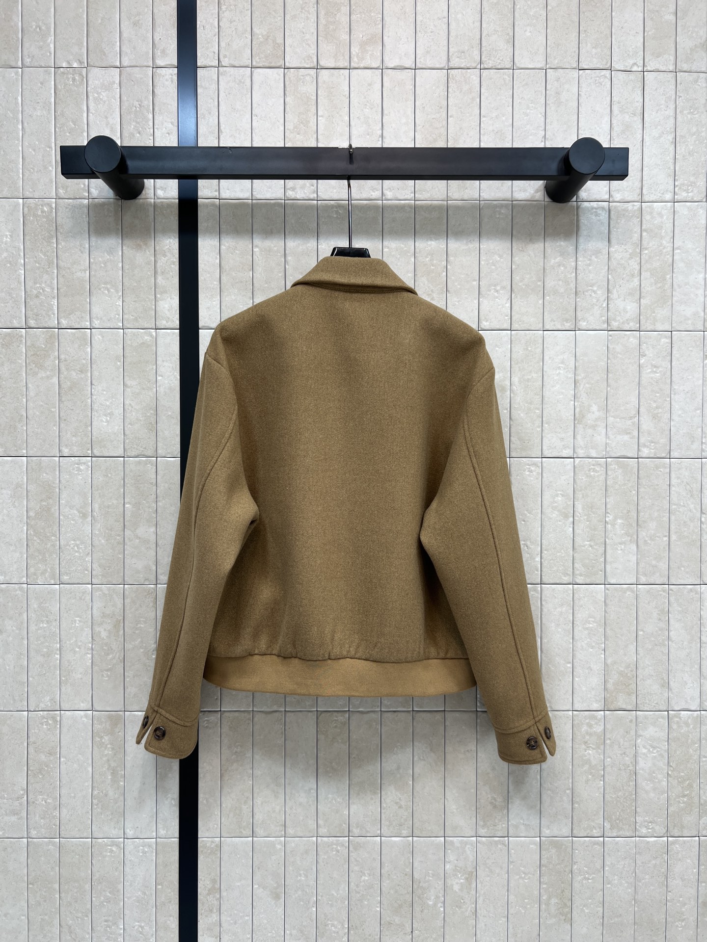 MIU家 25秋冬新款 翻领毛呢飞行员夹克外套 翻领宽松版型干练帅气 刺绣字母Logo点缀 时髦又高级 