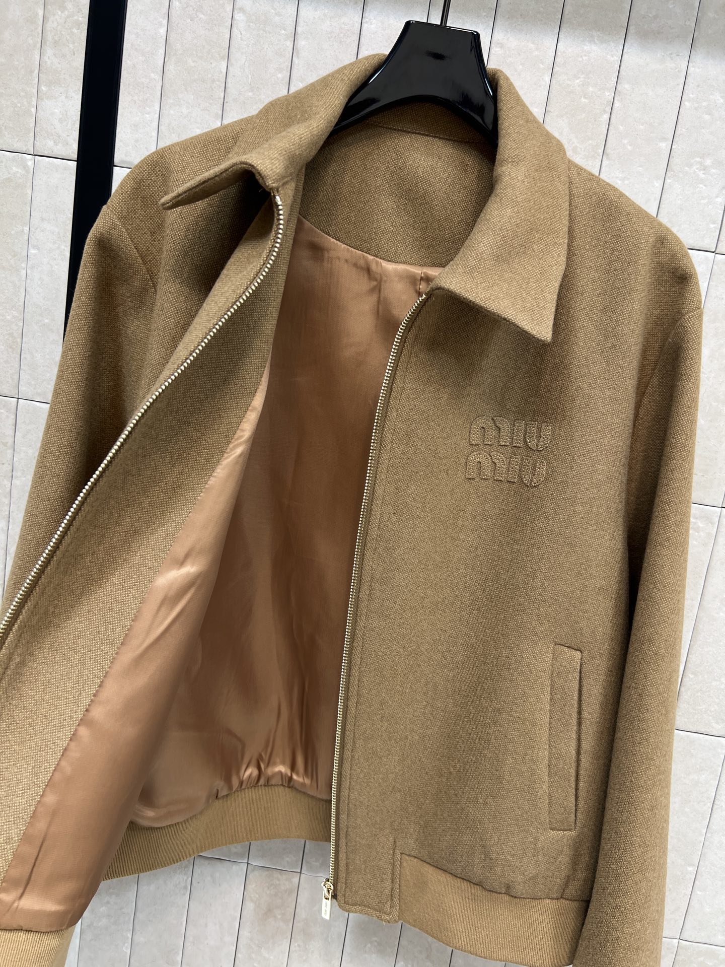 MIU家 25秋冬新款 翻领毛呢飞行员夹克外套 翻领宽松版型干练帅气 刺绣字母Logo点缀 时髦又高级 