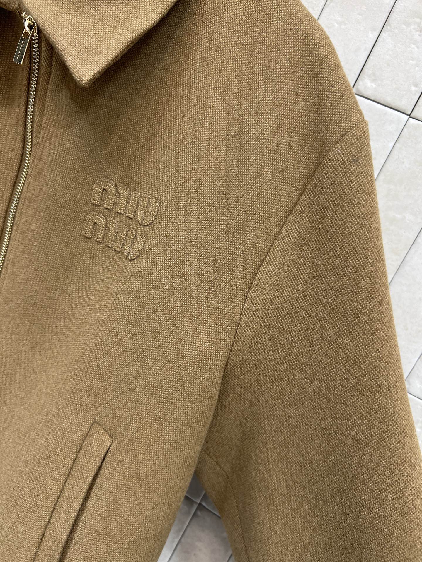 MIU家 25秋冬新款 翻领毛呢飞行员夹克外套 翻领宽松版型干练帅气 刺绣字母Logo点缀 时髦又高级 