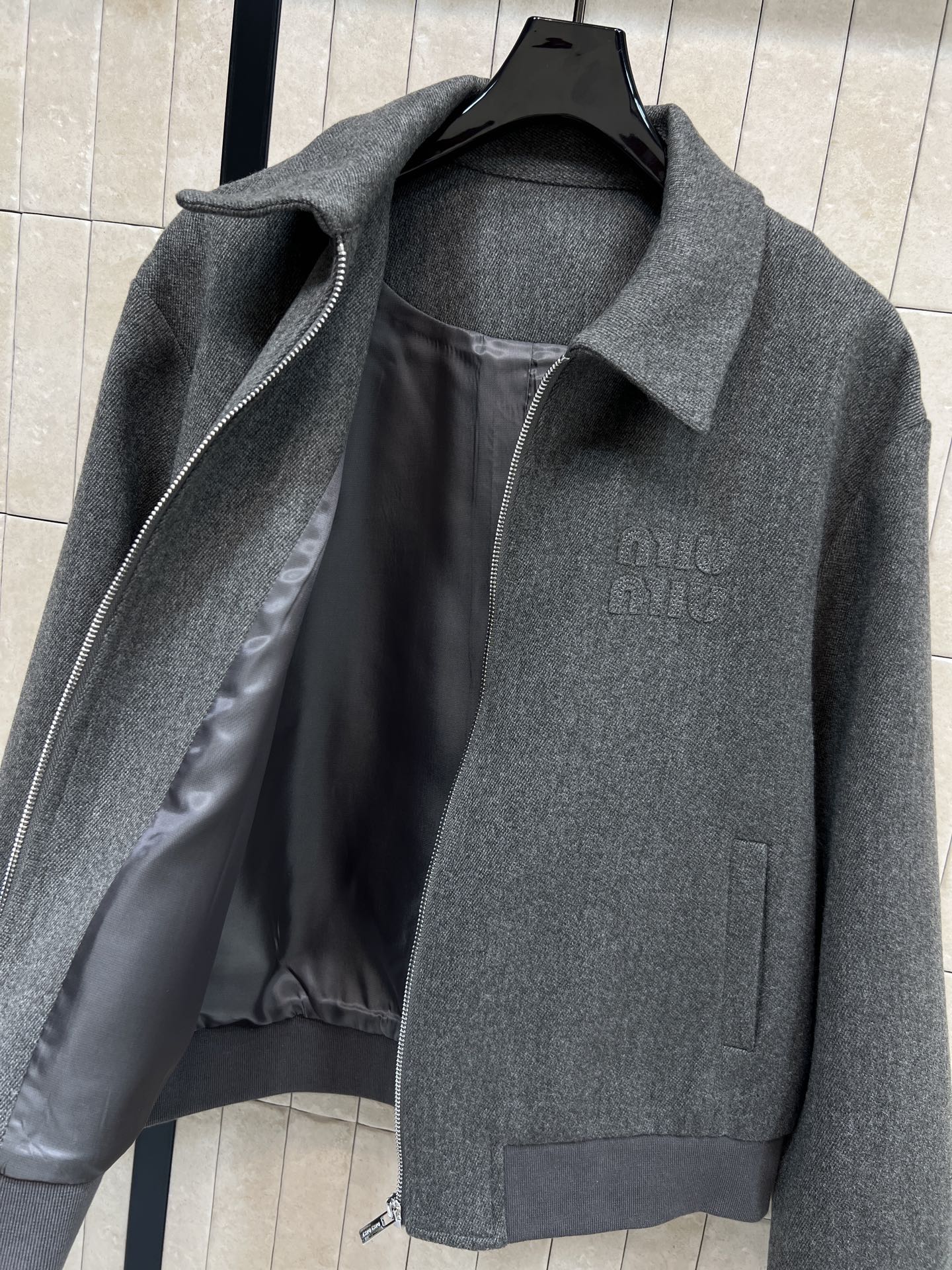 MIU家 25秋冬新款 翻领毛呢飞行员夹克外套 翻领宽松版型干练帅气 刺绣字母Logo点缀 时髦又高级 