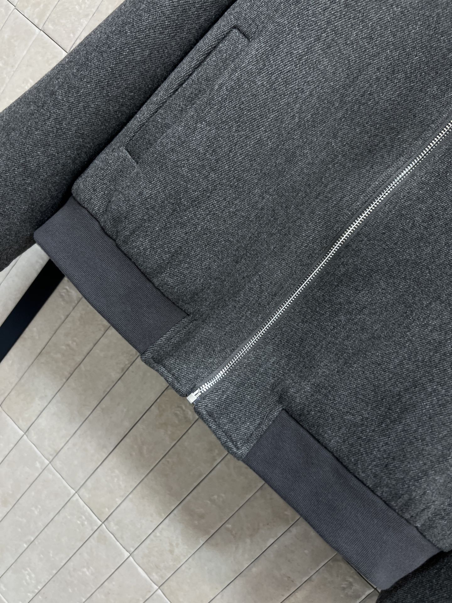 MIU家 25秋冬新款 翻领毛呢飞行员夹克外套 翻领宽松版型干练帅气 刺绣字母Logo点缀 时髦又高级 