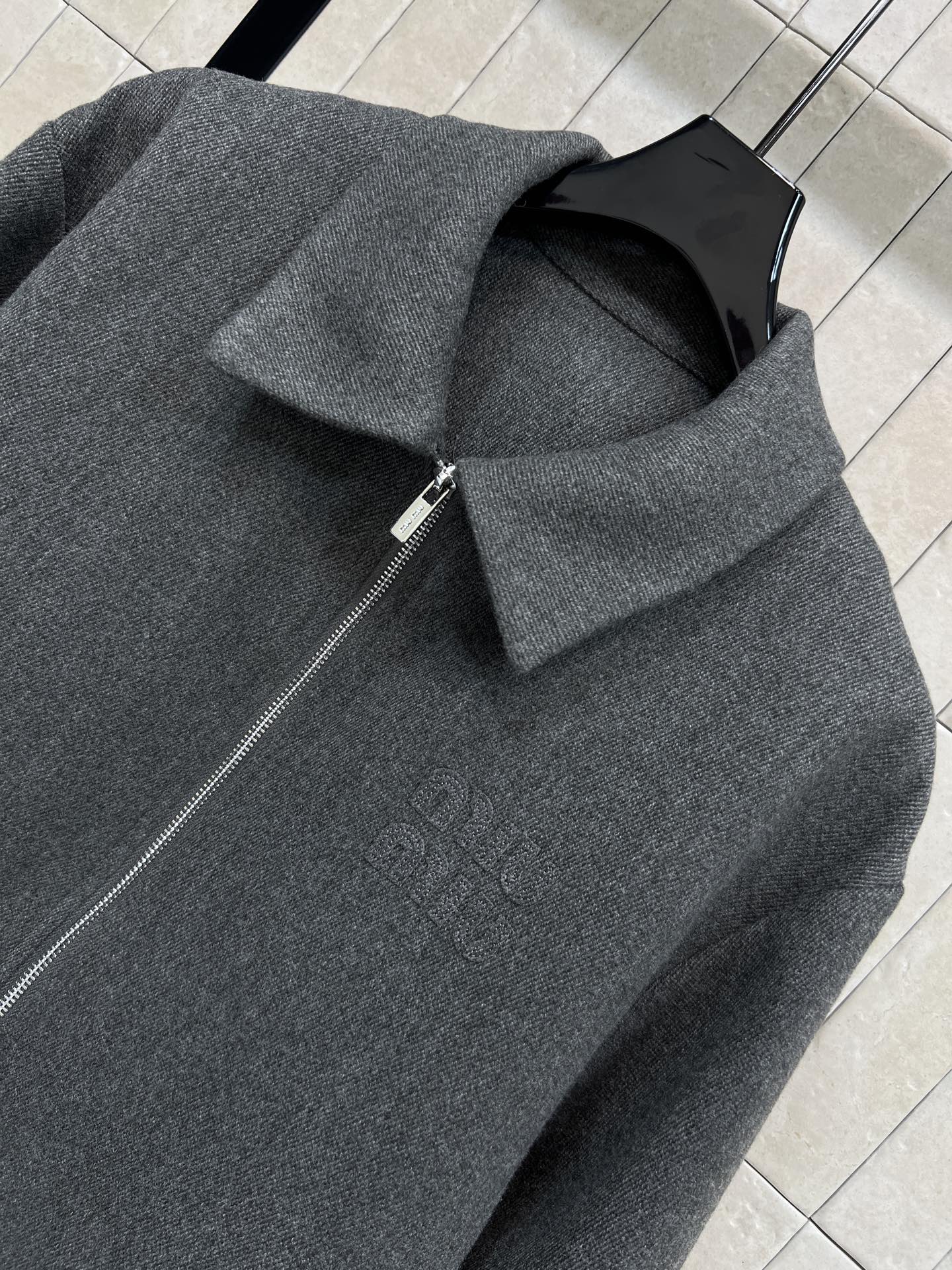 MIU家 25秋冬新款 翻领毛呢飞行员夹克外套 翻领宽松版型干练帅气 刺绣字母Logo点缀 时髦又高级 