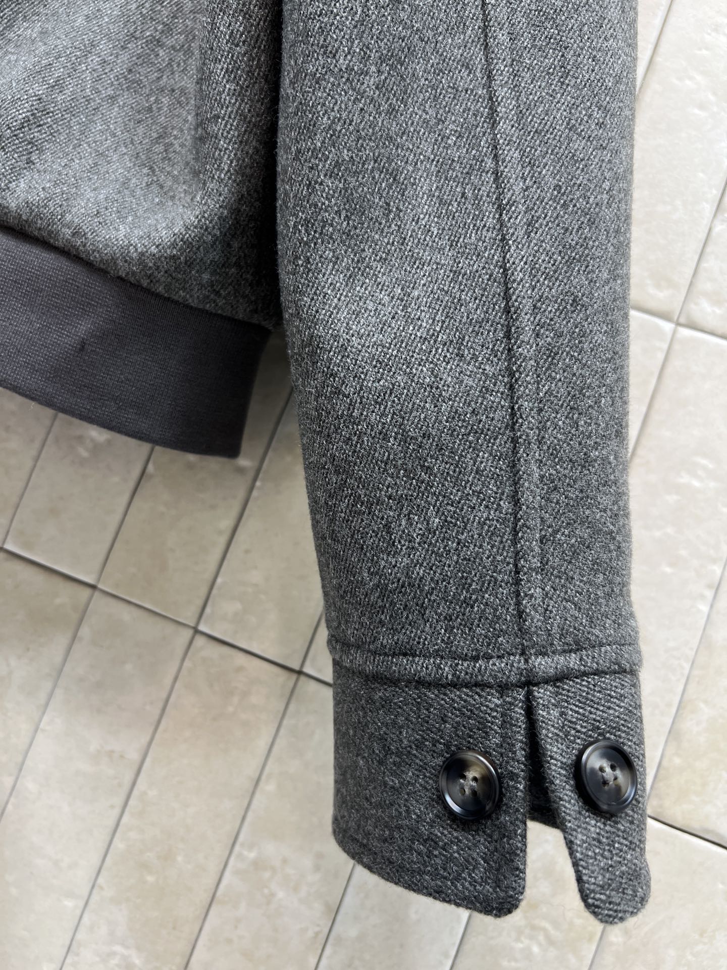 MIU家 25秋冬新款 翻领毛呢飞行员夹克外套 翻领宽松版型干练帅气 刺绣字母Logo点缀 时髦又高级 