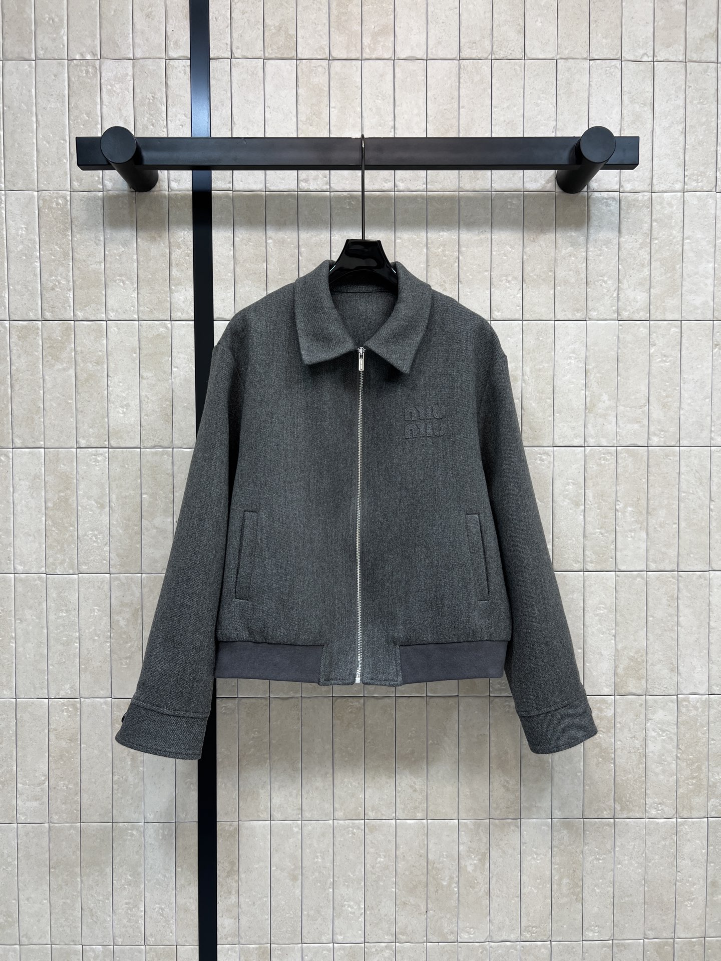 NO:605292,MIU's 25 new autumn and winter style woolen bomber jacket with lapel, loose fit and handsome, embroidered letter logo embellishment, fashionable and high-end, threaded splicing design, super cool and handsome, can be easily worn with any combination to create a sweet and cool fashion sense. The short version is simply amazing, perfectly divided body proportions, the upper body is slim and tall, versatile casual and sports items, two colors and three codes, Size/S-M-L,,miumiu,jackets &  coats,jackets & coats,alexander wang19860909MIU家 25秋冬新款 翻领毛呢飞行员夹克外套 翻领宽松版型干练帅气 刺绣字母Logo点缀 时髦又高级 螺纹拼接设计 超级酷帅 随便搭配都能轻松穿出甜酷的时髦感 短款版型简直绝了 完美分割身材比例 上身显瘦显高绝绝子 休闲运动百搭单品 两色三码Size/S-M-L,,miumiu,jackets & coats,jackets & coats,alexander wang,Women's clothing