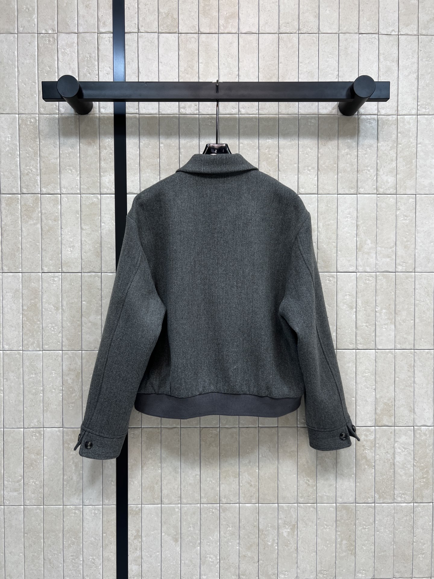 MIU家 25秋冬新款 翻领毛呢飞行员夹克外套 翻领宽松版型干练帅气 刺绣字母Logo点缀 时髦又高级 