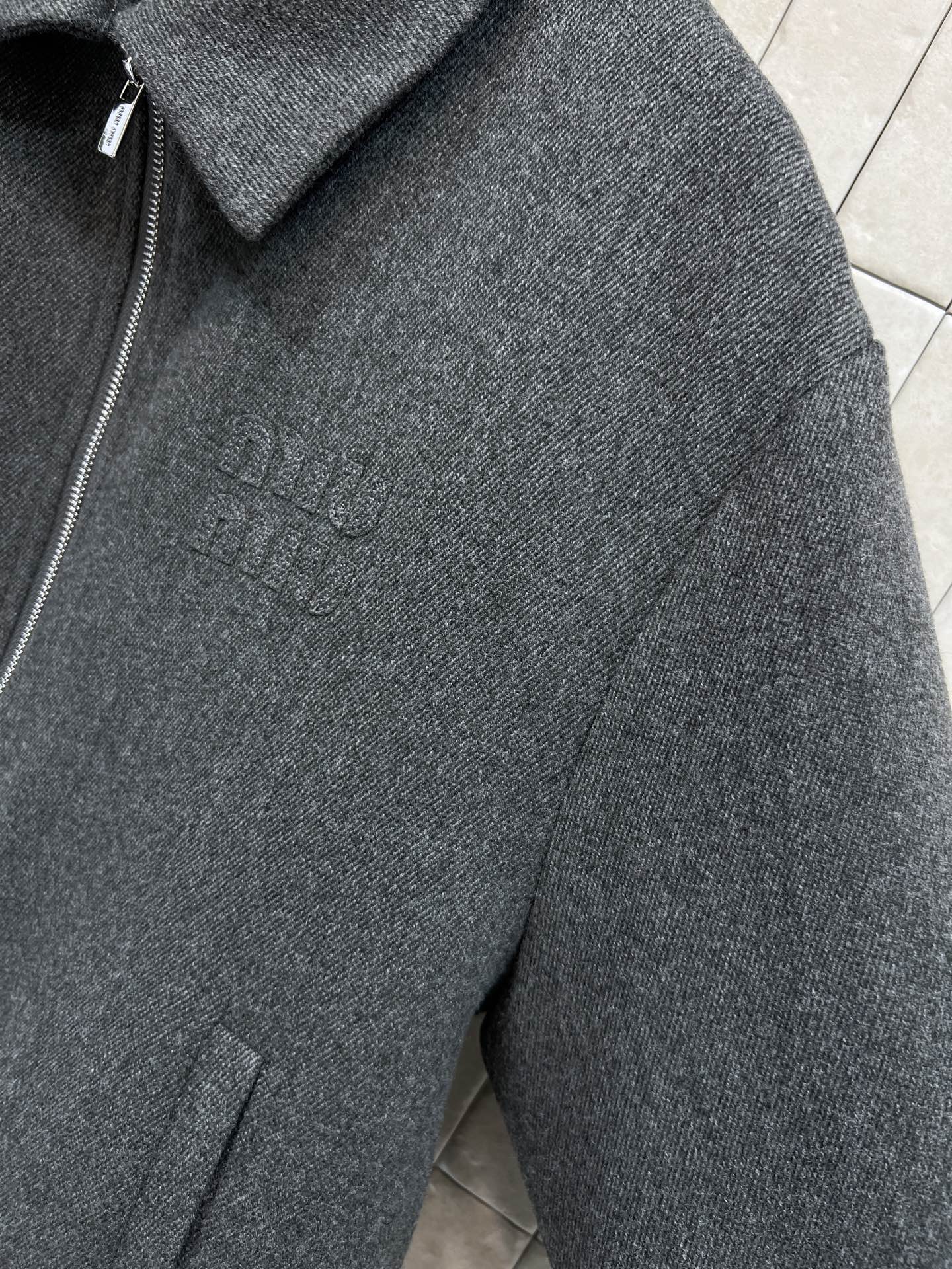 MIU家 25秋冬新款 翻领毛呢飞行员夹克外套 翻领宽松版型干练帅气 刺绣字母Logo点缀 时髦又高级 