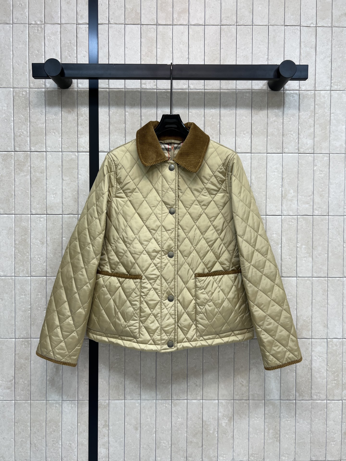 NO:605296,BUR 25 new autumn and winter style corduroy lapel spliced ​​quilted plaid quilted jacket. Eye-catching decorative corduroy collar. Imported machine quilting technology. The upper body of the cotton jacket covers the flesh and looks slim. It is warm and practical. The plaid lining inside highlights the brand charm. Choosing the right item doubles the temperament. Recommended for daily outings. Two colors and three codes, Size/S-M-L,,jackets & coats,alexander wang19860909BUR 25秋冬新款 灯芯绒翻领拼接衍缝格子夹棉外套 亮眼装饰灯芯绒衣领 进口机器衍缝对格工艺 小棉服上身遮肉显瘦 保暖实穿 里面格纹内衬 彰显品牌魅力 单品选对 气质翻倍 日常出街推荐 两色三码Size/S-M-L,,jackets & coats,alexander wang,Women's clothing