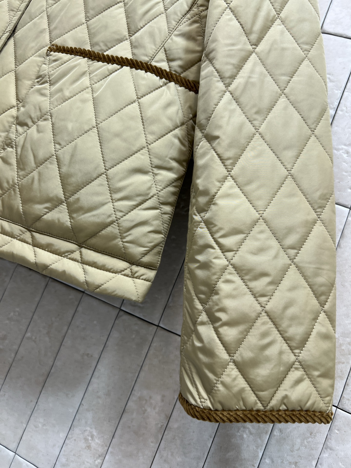 BUR 25秋冬新款 灯芯绒翻领拼接衍缝格子夹棉外套 亮眼装饰灯芯绒衣领 进口机器衍缝对格工艺 小棉服上