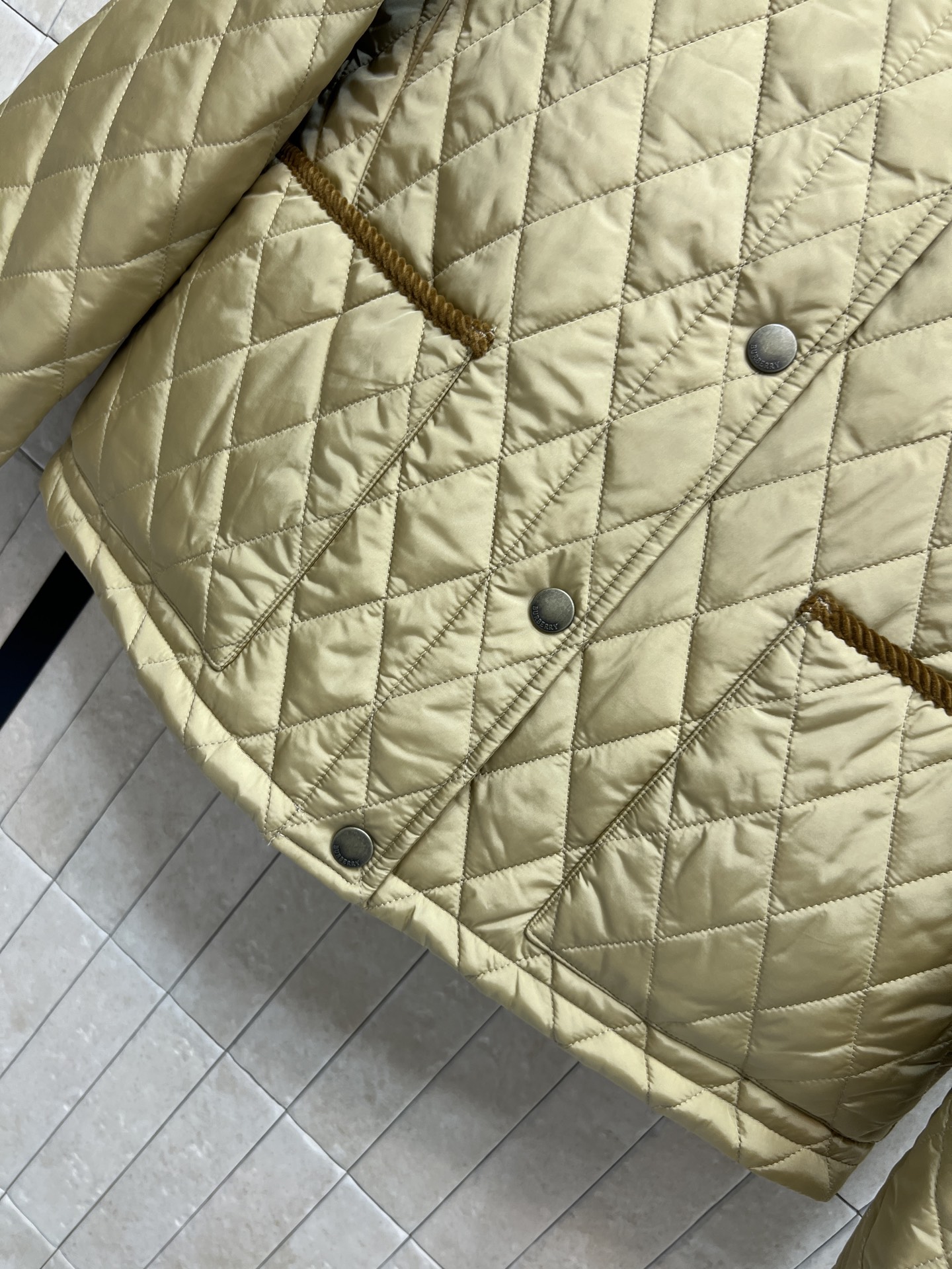 BUR 25秋冬新款 灯芯绒翻领拼接衍缝格子夹棉外套 亮眼装饰灯芯绒衣领 进口机器衍缝对格工艺 小棉服上