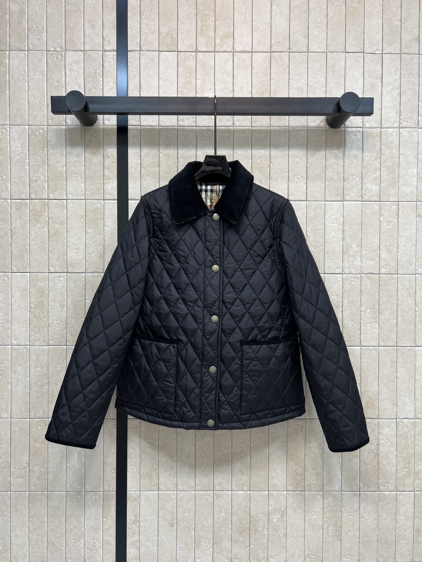 NO:605281,BUR 25 new autumn and winter style corduroy lapel spliced ​​quilted plaid quilted jacket. Eye-catching decorative corduroy collar. Imported machine quilting and plaid technology. The upper body of the cotton jacket covers the flesh and looks slim. It is warm and practical. The plaid lining inside highlights the brand charm. Choosing the right item doubles the temperament. Recommended for daily outings. Two colors and three sizes, Size/S-M-L,,burberry,jackets & coats,alexander wang19860909BUR 25秋冬新款 灯芯绒翻领拼接衍缝格子夹棉外套 亮眼装饰灯芯绒衣领 进口机器衍缝对格工艺 小棉服上身遮肉显瘦 保暖实穿 里面格纹内衬 彰显品牌魅力 单品选对 气质翻倍 日常出街推荐 两色三码Size/S-M-L,,burberry,jackets & coats,alexander wang,Women's clothing