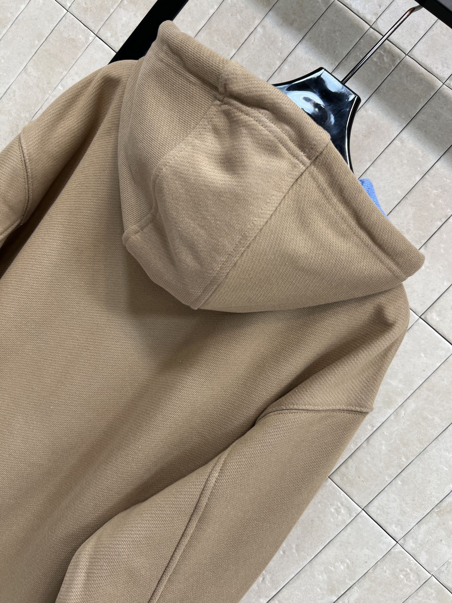 LW家 25秋冬新款 撞色连帽卫衣外套 卡其色连帽卫衣外套 里面内衬蓝色拼接 撞色设计超有层次感！高品质