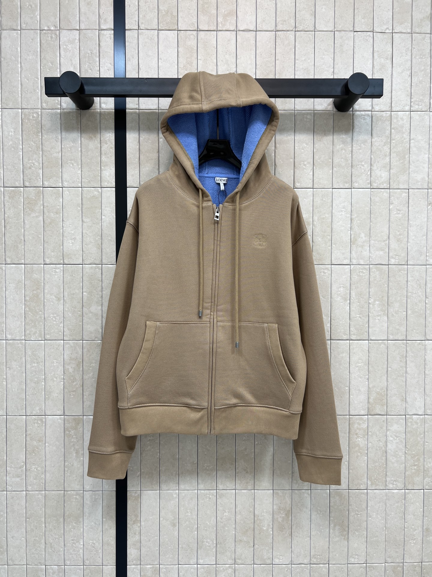 NO:605285,LW's 25 new autumn and winter style contrasting color hooded sweatshirt jacket khaki hooded sweatshirt jacket is lined with blue stitching and the contrasting color design is super layered!  High-quality cotton material, soft and comfortable, just right for autumn and winter. The brand logo embroidery on the chest is low-key and recognizable. The zipper is easy to open and close. The classic version is versatile and easy to wear. Three sizes in one color. Size/S-M-L,,hoodie,sweatshirts,jackets & coats,hats,alexander wang19860909LW家 25秋冬新款 撞色连帽卫衣外套 卡其色连帽卫衣外套 里面内衬蓝色拼接 撞色设计超有层次感！高品质棉料 柔软舒适 秋冬穿刚刚好本.胸前品牌徽标刺绣低调又有辨识度 拉链开合方便 经典的版型上身百搭不挑人 一色三码 Size/S-M-L,,hoodie,sweatshirts,jackets & coats,hats,alexander wang,Women's clothing