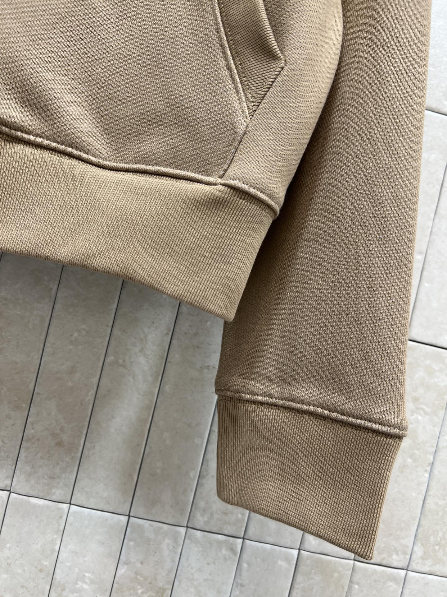 LW家 25秋冬新款 撞色连帽卫衣外套 卡其色连帽卫衣外套 里面内衬蓝色拼接 撞色设计超有层次感！高品质