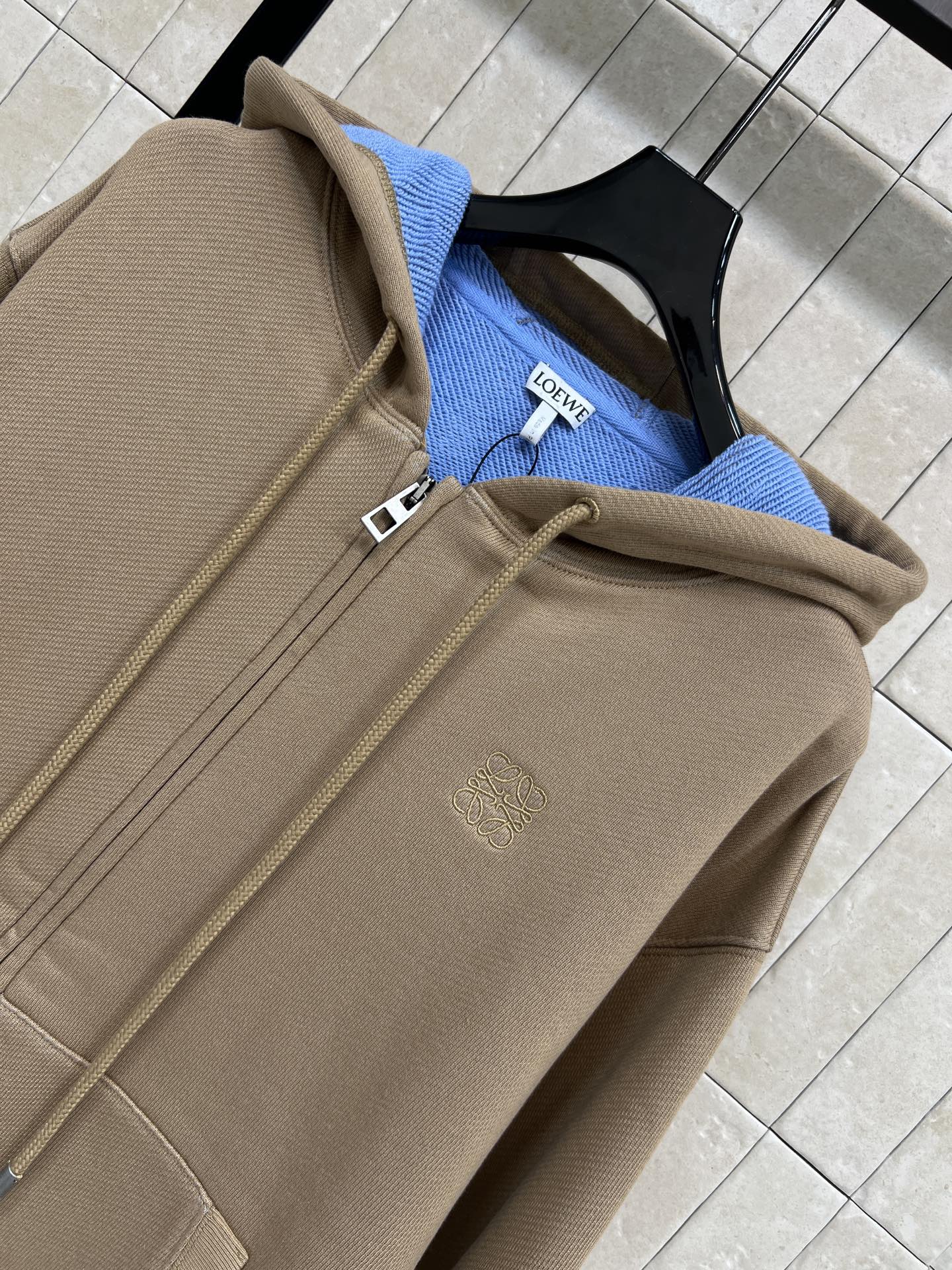 LW家 25秋冬新款 撞色连帽卫衣外套 卡其色连帽卫衣外套 里面内衬蓝色拼接 撞色设计超有层次感！高品质