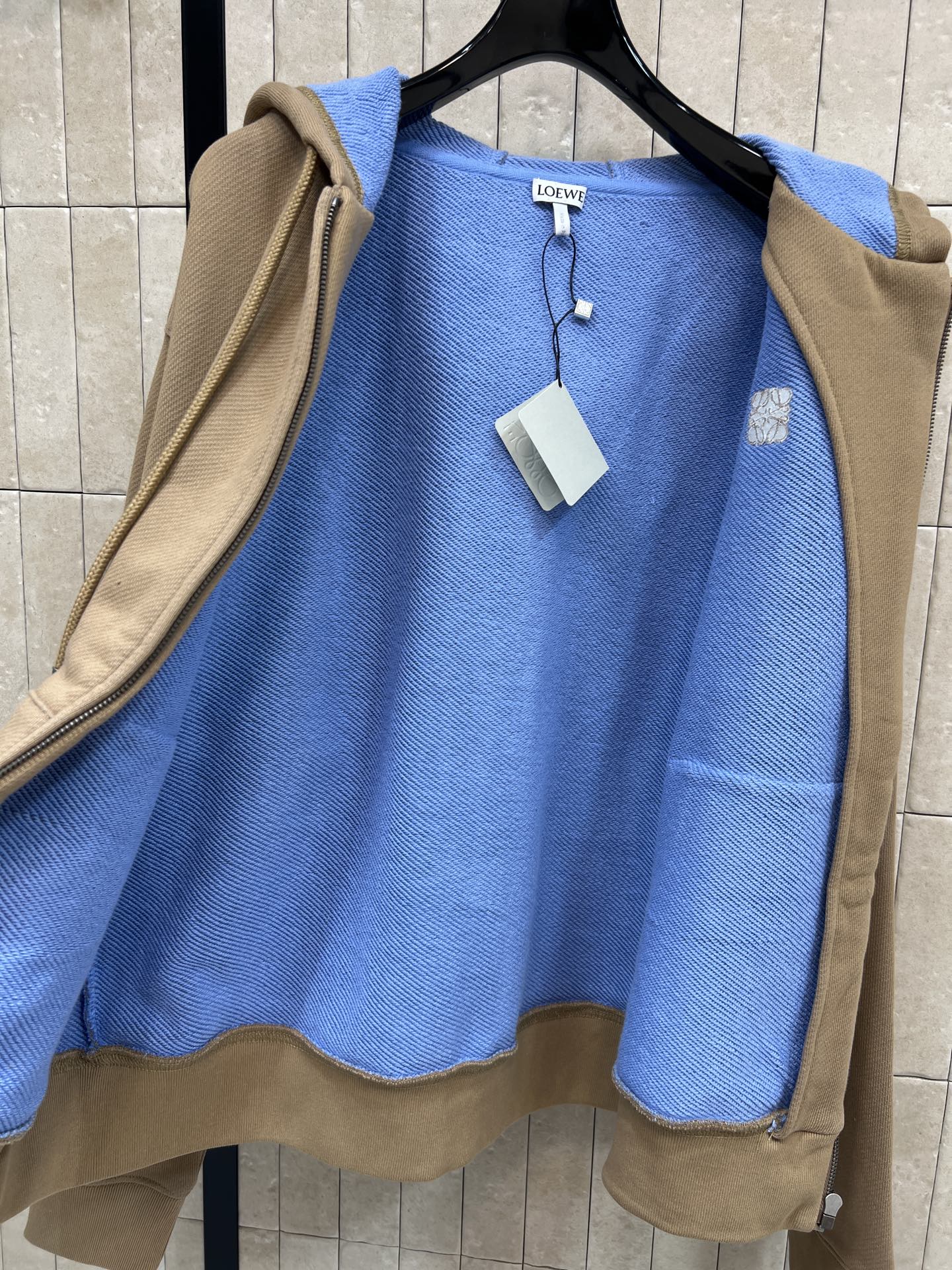 LW家 25秋冬新款 撞色连帽卫衣外套 卡其色连帽卫衣外套 里面内衬蓝色拼接 撞色设计超有层次感！高品质