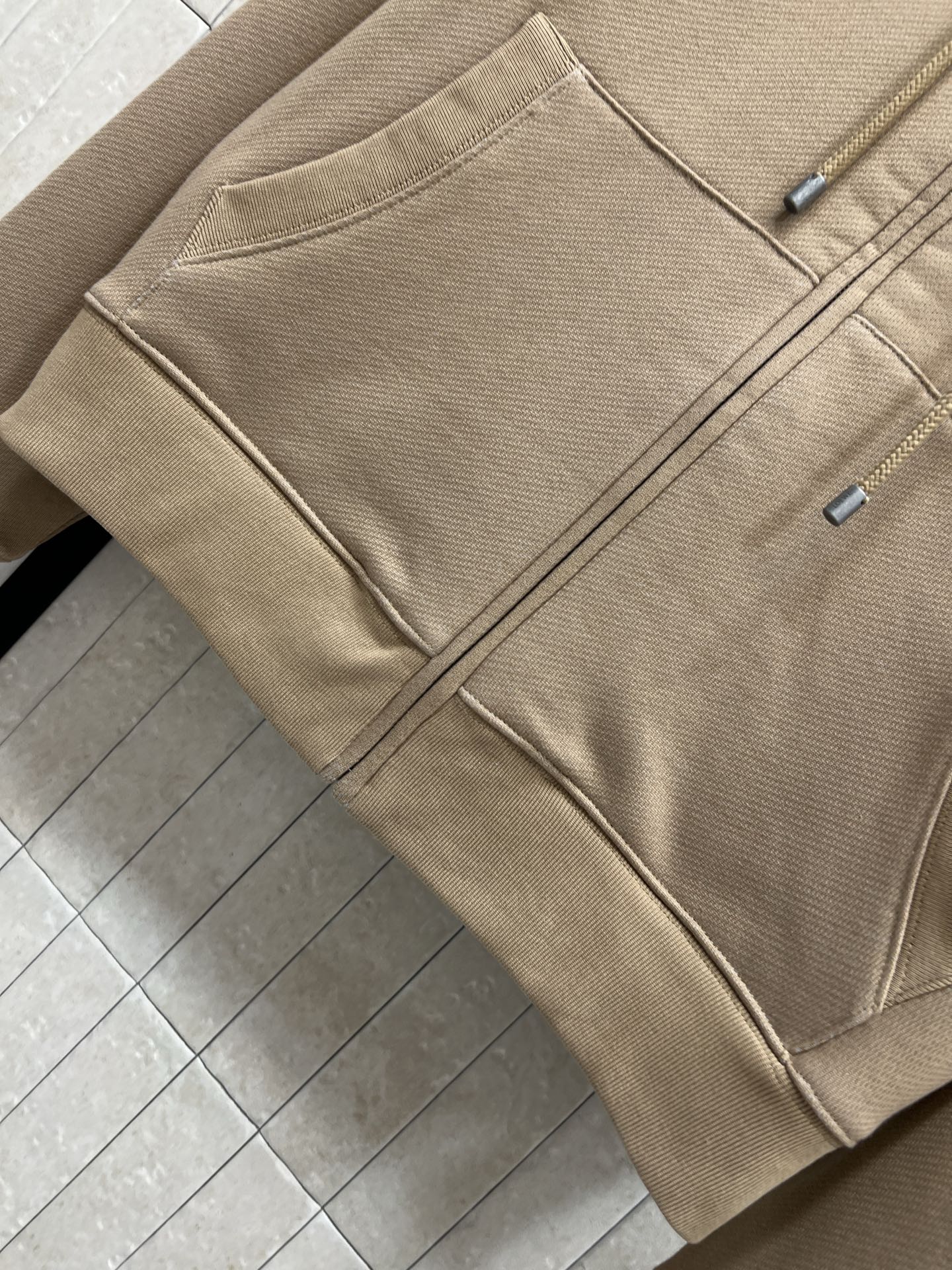 LW家 25秋冬新款 撞色连帽卫衣外套 卡其色连帽卫衣外套 里面内衬蓝色拼接 撞色设计超有层次感！高品质