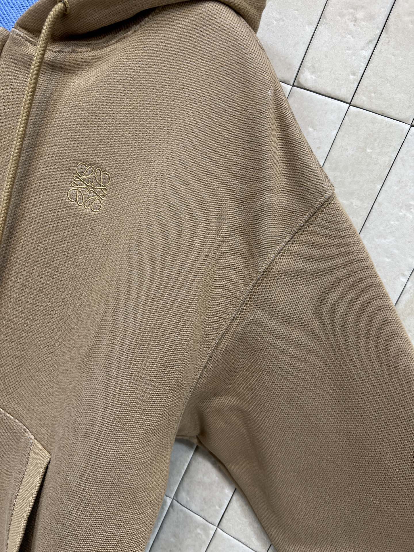 LW家 25秋冬新款 撞色连帽卫衣外套 卡其色连帽卫衣外套 里面内衬蓝色拼接 撞色设计超有层次感！高品质