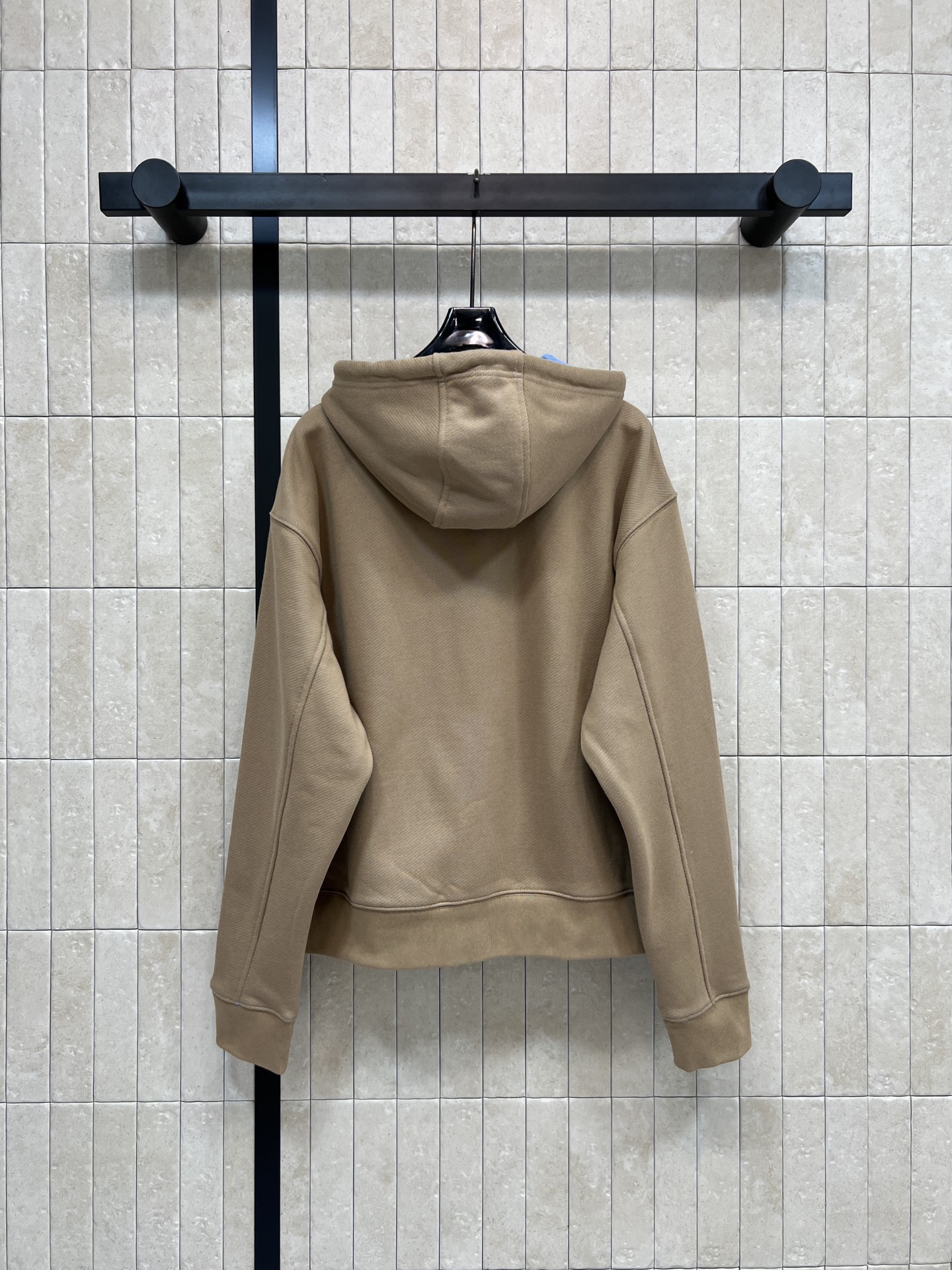 LW家 25秋冬新款 撞色连帽卫衣外套 卡其色连帽卫衣外套 里面内衬蓝色拼接 撞色设计超有层次感！高品质