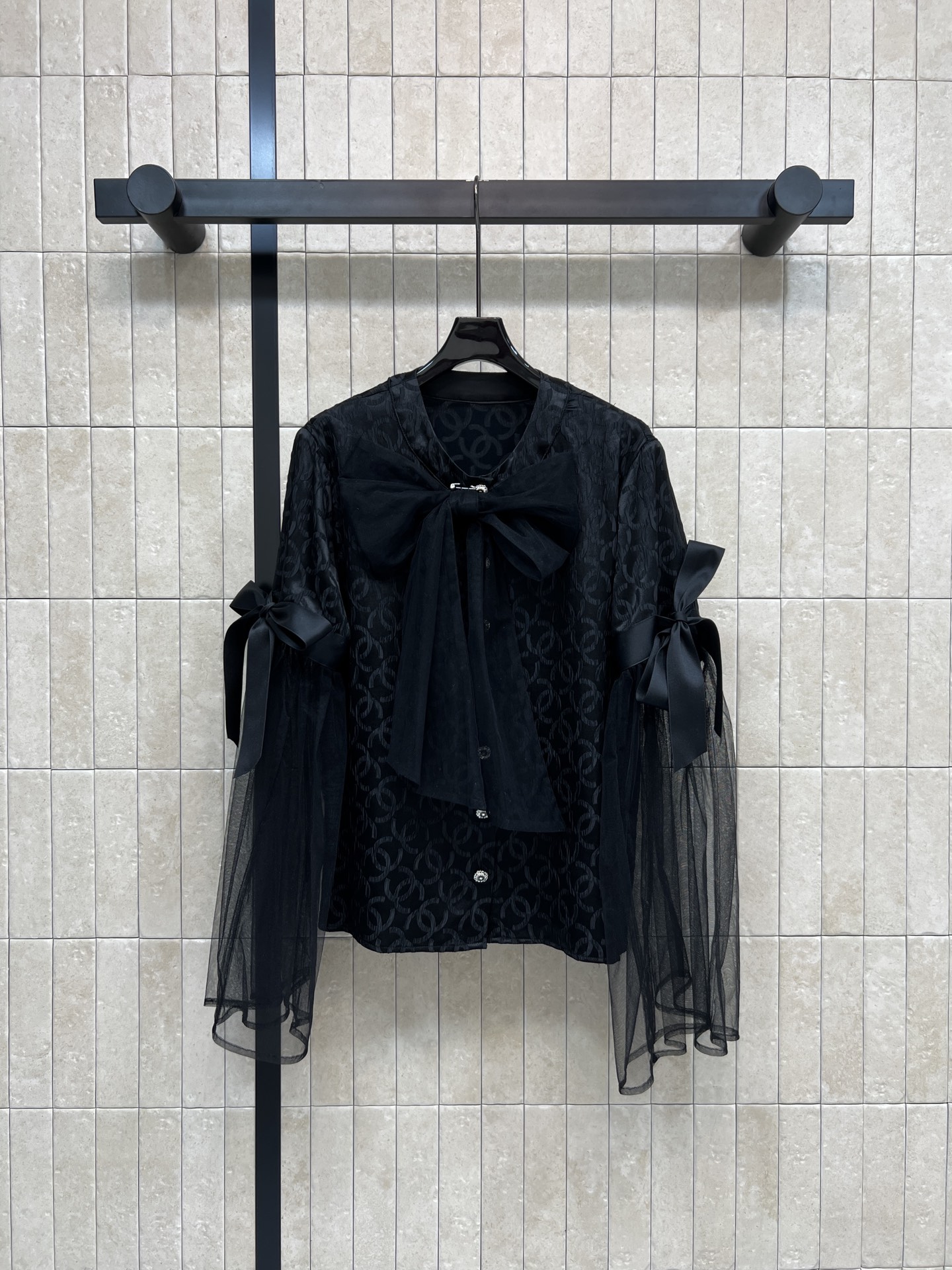 NO:605289,Xiaoxiangjia 25 new autumn and winter logo dark pattern stitching mesh bow shirt, dark pattern printing + transparent mesh sleeves, full of layering!  The bows on the chest and cuffs are super elegant, sweet and personal. The fabric is light and breathable. It looks great when layered or worn alone in autumn and winter. You can easily create a sweet and cool style with a suit jacket or skirt~one color and three sizes,,chanel,skirts,jackets & coats,shirts,business suit,alexander wang19860909小香家 25秋冬新款 logo暗纹拼接网纱蝴蝶结衬衫 暗纹印花+透明网纱袖 层次感满满！胸前和袖口蝴蝶结超优雅 甜美又有个性 面料轻盈透气 秋冬叠穿或单穿都很出彩 搭西装外套or裙装都能轻松打造甜酷风~一色三码,,chanel,skirts,jackets & coats,shirts,business suit,alexander wang,Women's clothing