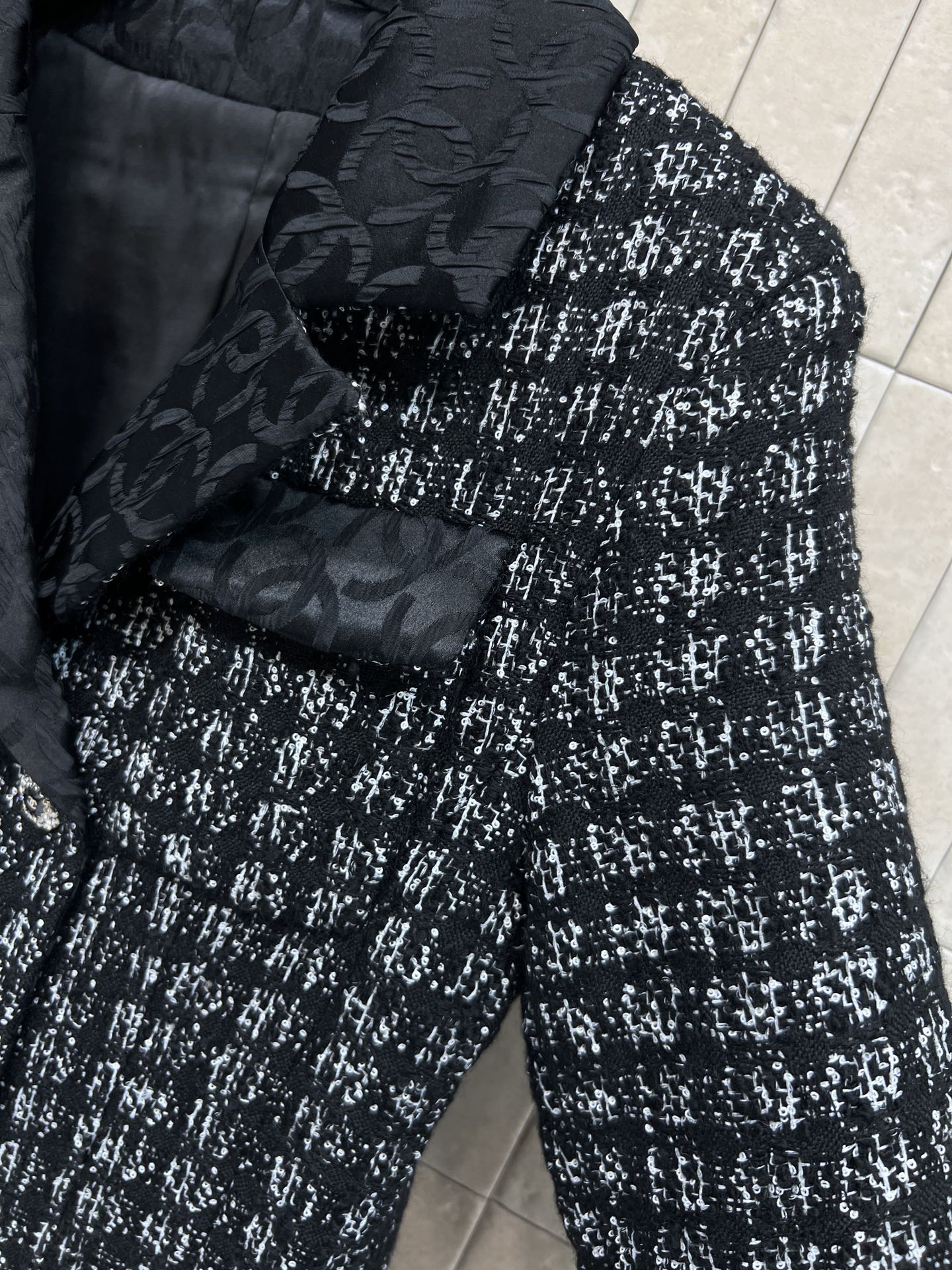 小香家 25秋冬新款 翻领粗花呢外套 时髦千金的氛围感穿搭 复古的法式优雅 一整个高级住了 拼接的log