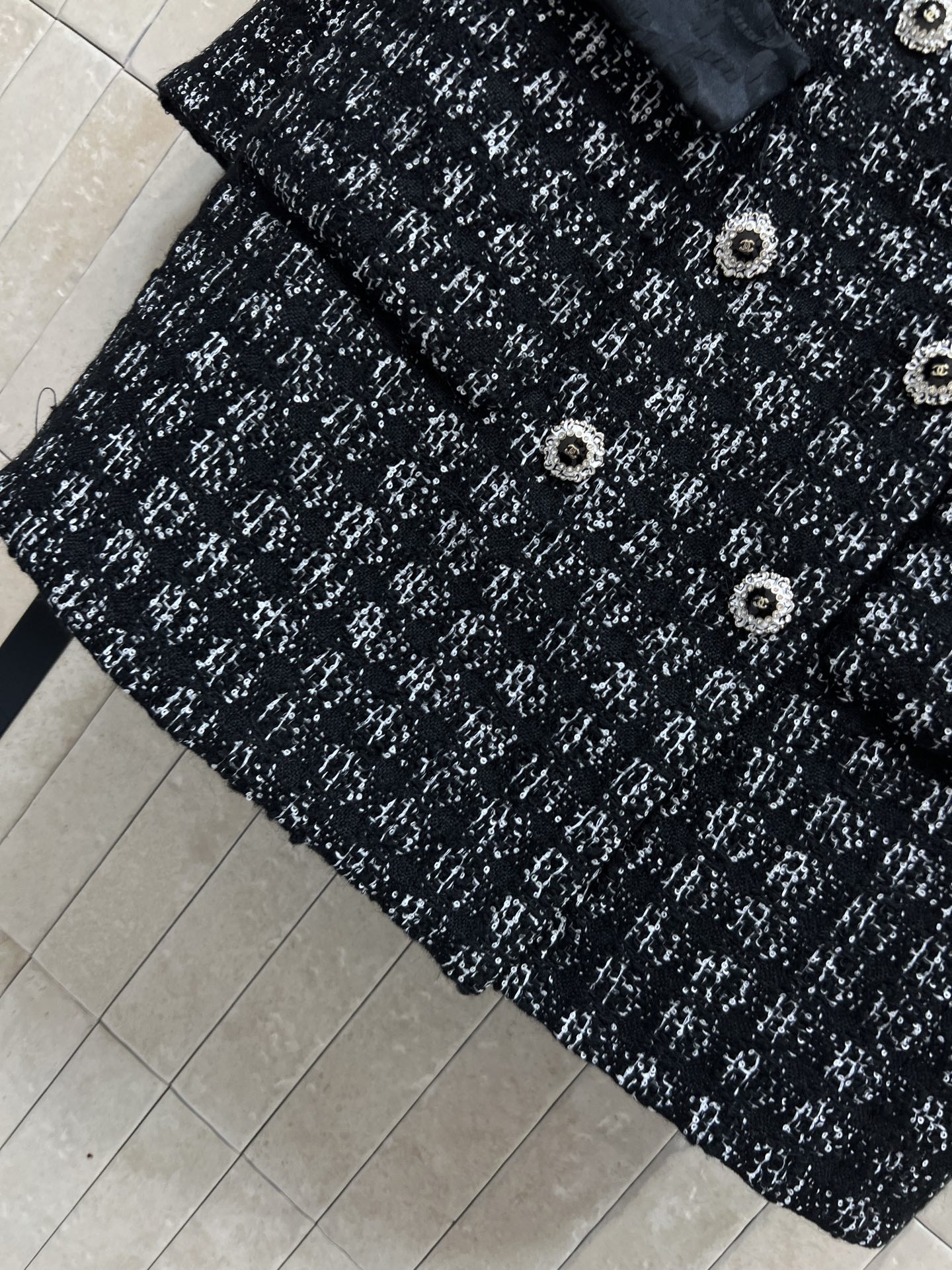 小香家 25秋冬新款 翻领粗花呢外套 时髦千金的氛围感穿搭 复古的法式优雅 一整个高级住了 拼接的log