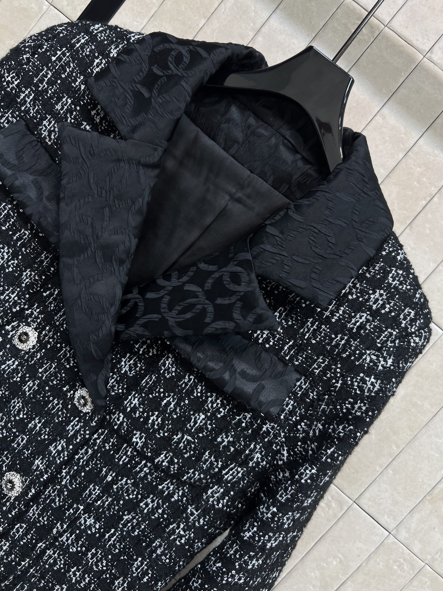 小香家 25秋冬新款 翻领粗花呢外套 时髦千金的氛围感穿搭 复古的法式优雅 一整个高级住了 拼接的log