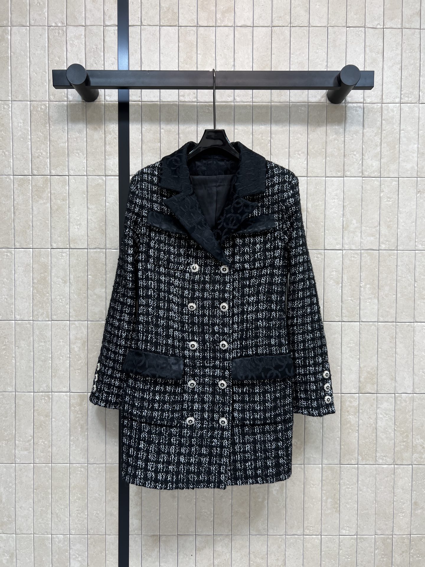 NO:605293,Xiaoxiangjia 25 new autumn and winter style lapel tweed jacket, fashionable rich atmosphere, retro French elegance, a whole high-end look, spliced ​​logo lapel double-breasted mid-length jacket, slightly loose fit, good-looking and elegant on the upper body, custom textured tweed yarn, molded custom hardware buttons, detailed workmanship, super elegant and warm for autumn and winter wear!  One color three codes SML,,chanel,jackets & coats,alexander wang19860909小香家 25秋冬新款 翻领粗花呢外套 时髦千金的氛围感穿搭 复古的法式优雅 一整个高级住了 拼接的logo翻领双排扣中长款外套 版型微宽松 上身很好看气质 定制的纹理感粗呢纱线 开模定制的五金纽扣 细节做工到位 秋冬穿超显气质又保暖！一色三码 SML,,chanel,jackets & coats,alexander wang,Women's clothing