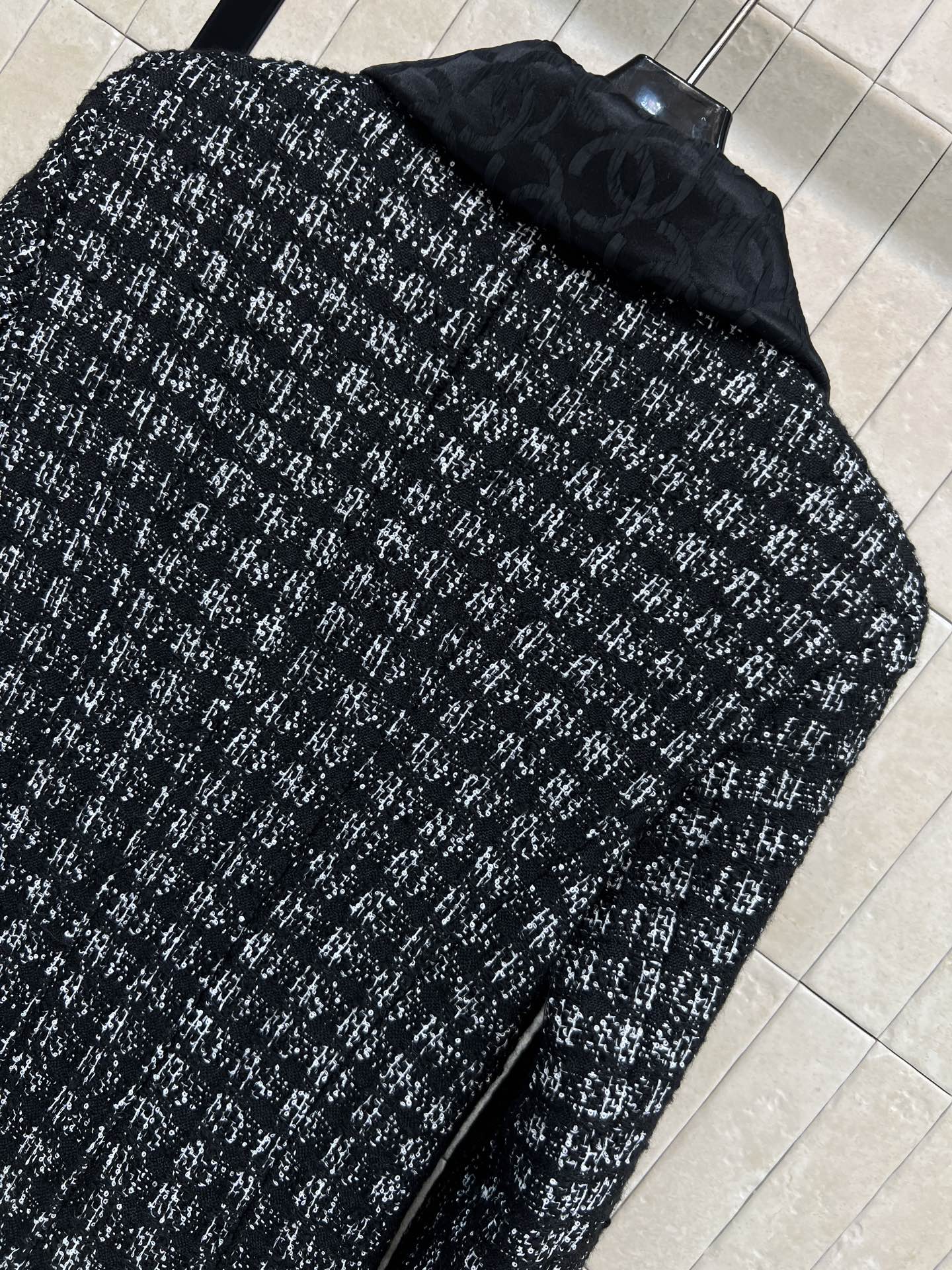 小香家 25秋冬新款 翻领粗花呢外套 时髦千金的氛围感穿搭 复古的法式优雅 一整个高级住了 拼接的log