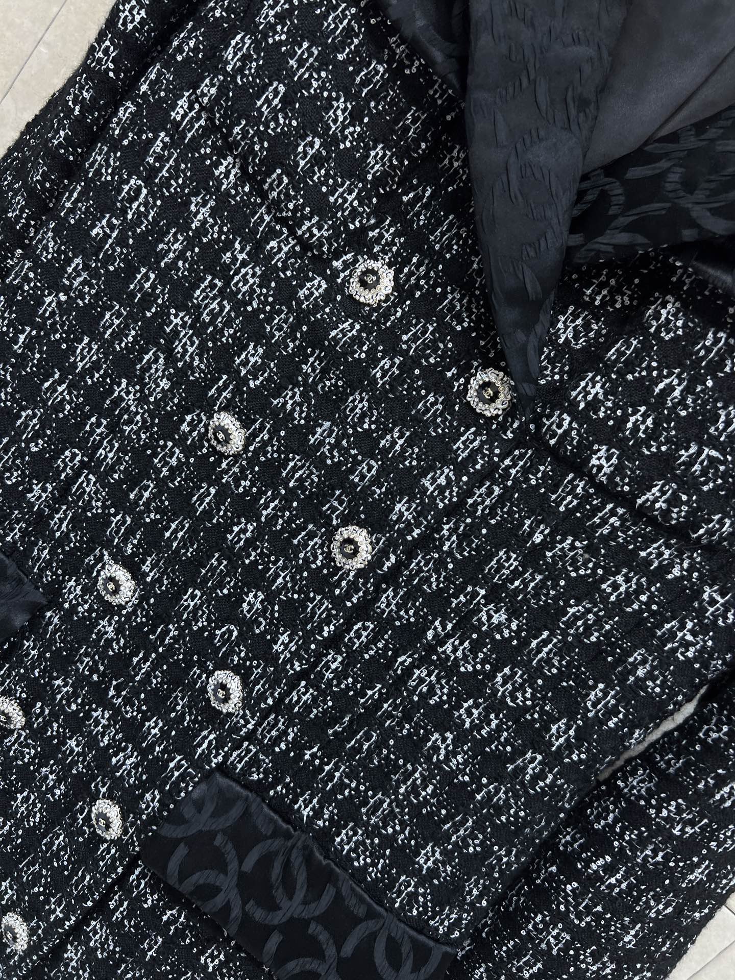 小香家 25秋冬新款 翻领粗花呢外套 时髦千金的氛围感穿搭 复古的法式优雅 一整个高级住了 拼接的log