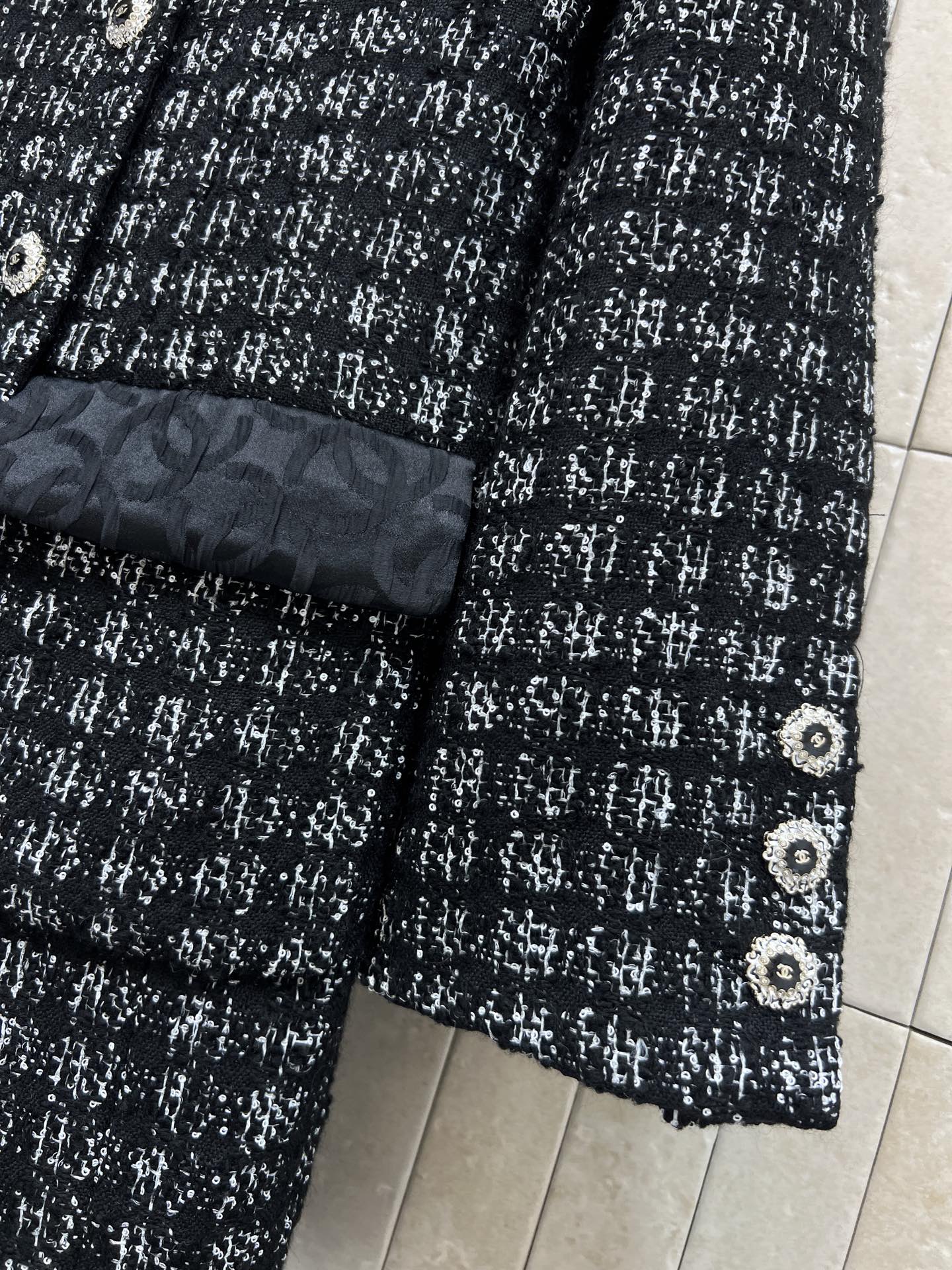 小香家 25秋冬新款 翻领粗花呢外套 时髦千金的氛围感穿搭 复古的法式优雅 一整个高级住了 拼接的log