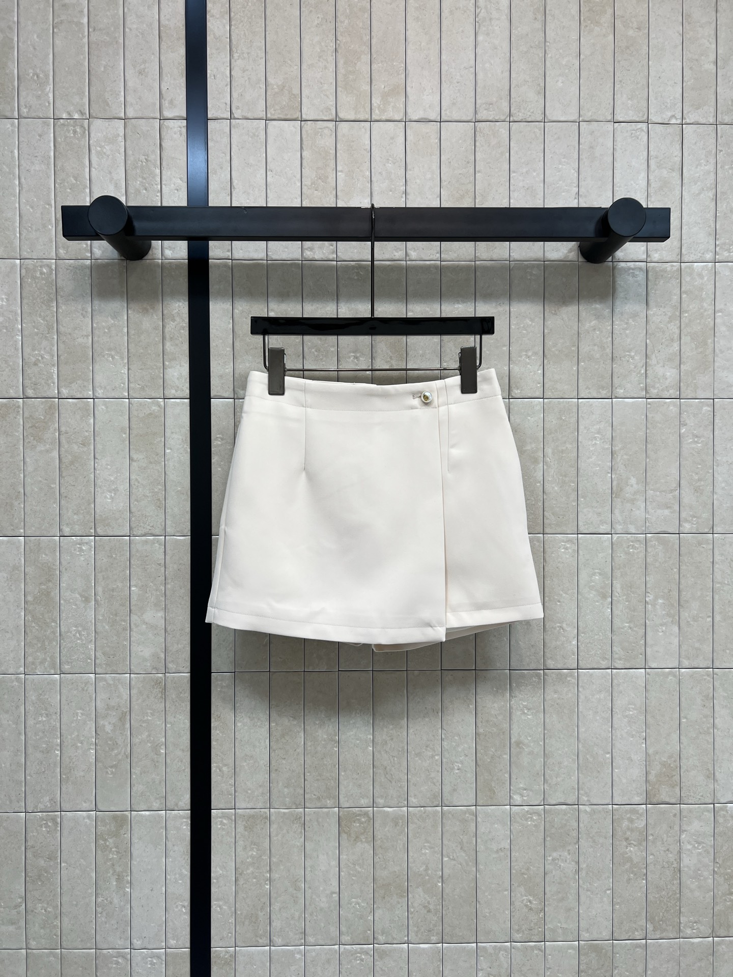 NO:607873,D Home 26 new spring and summer new style, water pink patchwork suit shorts and skirt, classic CD pearl buckle patch design, high waist A-line version to cover the flesh and look slimming, the upper body is immediately lengthened by 1.8 meters, any combination has a retro and fashionable atmosphere, exquisite and compact, easy to control even for small people, versatile and not picky, two colors and three sizes SML, dior, skirts, shorts, business suit, alexander wang19860909D家 26春夏新款 水粉色搭片西装短裤裙 经典CD珍珠扣搭片设计 高腰A字版型遮肉显瘦绝绝子 上身立马拖长一米八 随便搭配都有一种复古时髦的氛围 精致又小巧 小个子也轻松驾驭 百搭不挑人 两色三码 SML,,dior,skirts,shorts,business suit,alexander wang,Women's clothing