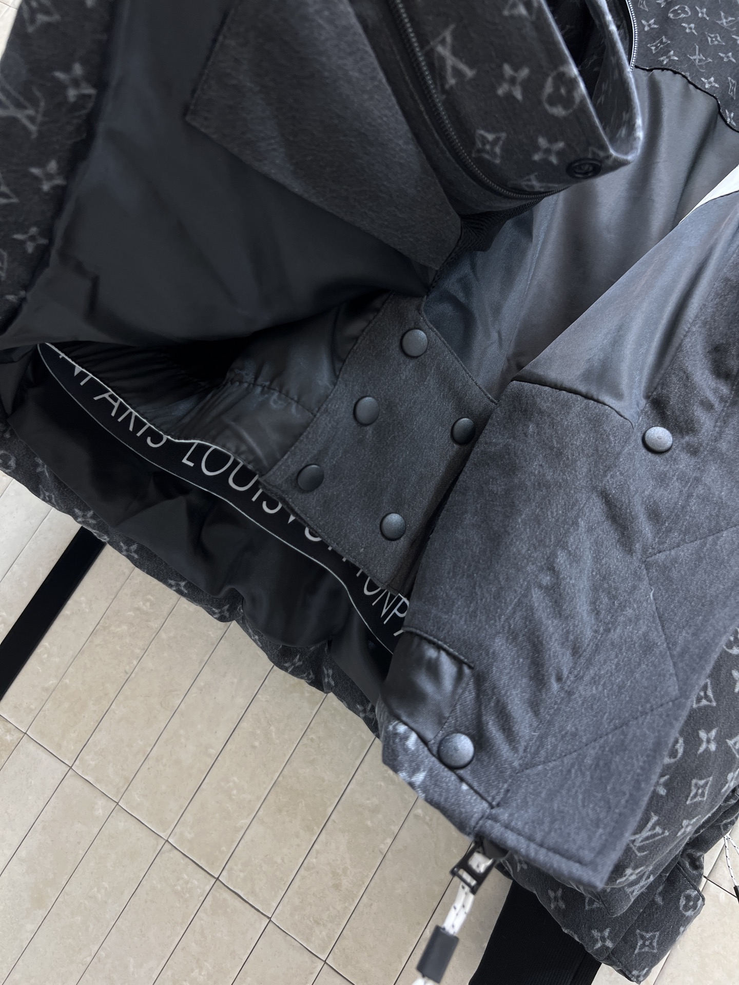 L家 25秋冬新款 渐变牛仔老花连帽高领羽绒服 定制渐变牛仔老花图案面料 奢华感满满 高领宽松连帽设计 