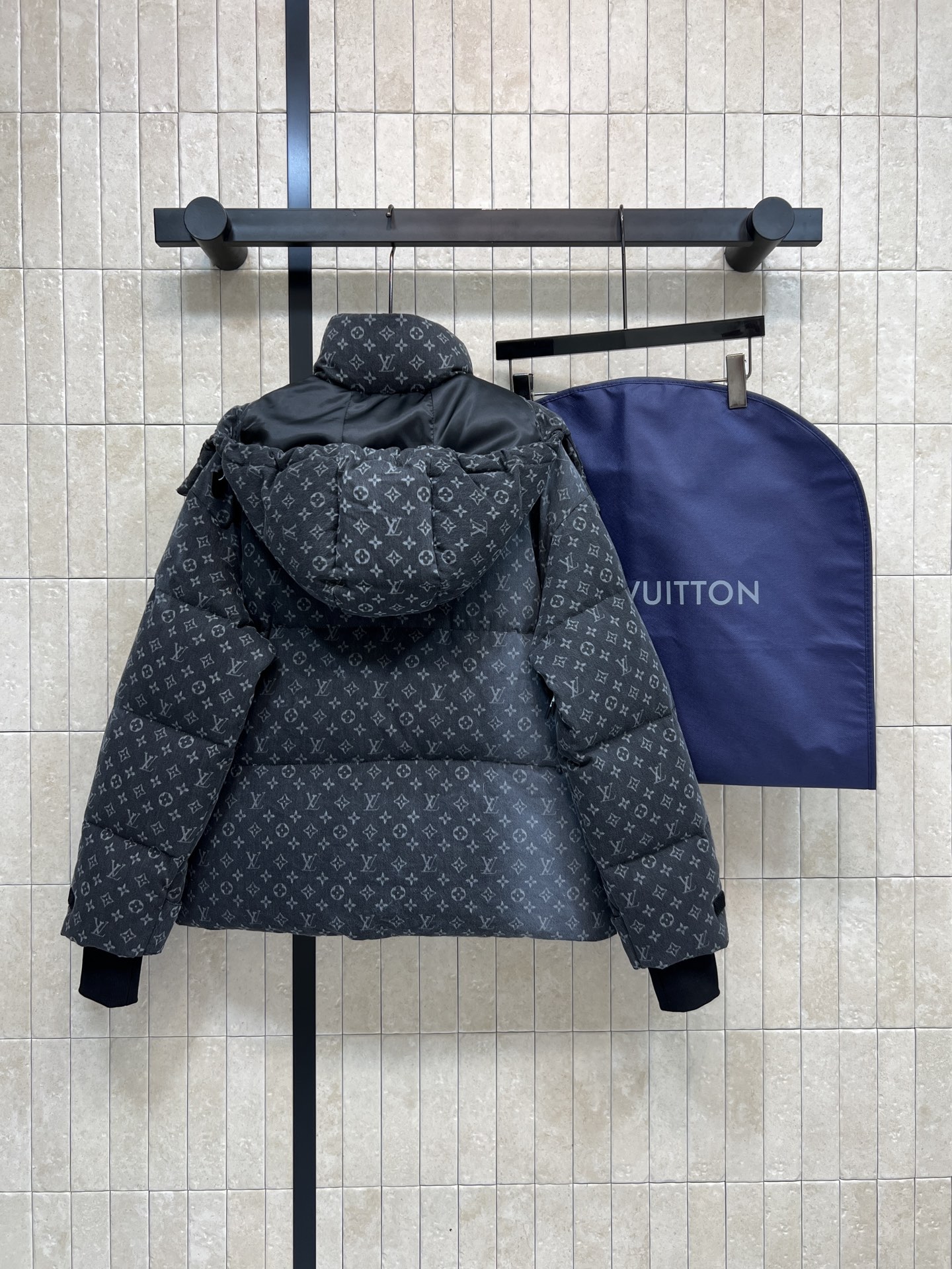 L家 25秋冬新款 渐变牛仔老花连帽高领羽绒服 定制渐变牛仔老花图案面料 奢华感满满 高领宽松连帽设计 