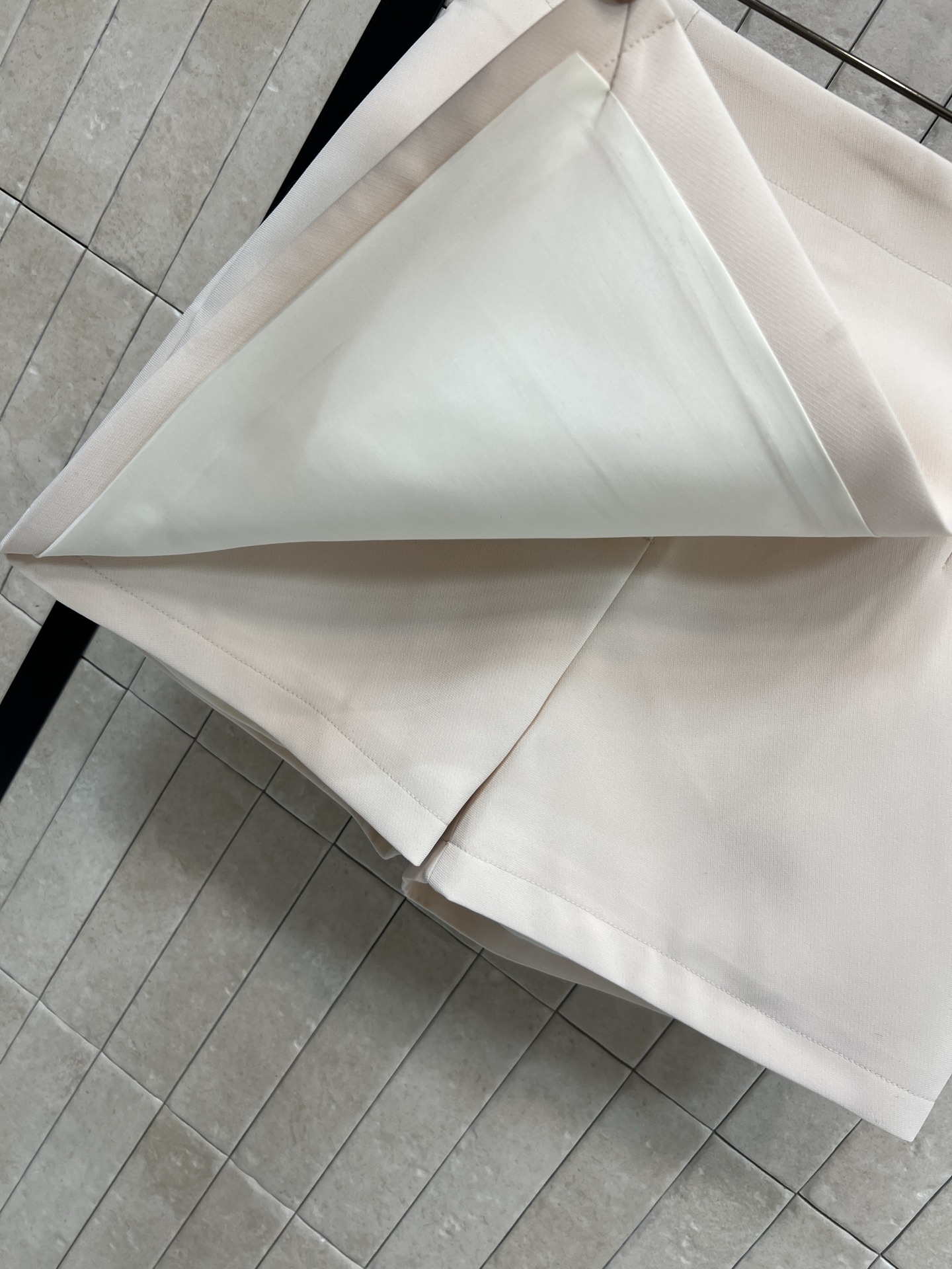 D家 26春夏新款 水粉色搭片西装短裤裙 经典CD珍珠扣搭片设计 高腰A字版型遮肉显瘦绝绝子 上身立马拖