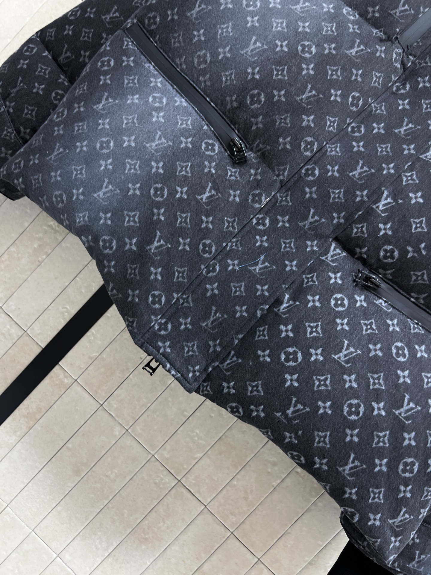 L家 25秋冬新款 渐变牛仔老花连帽高领羽绒服 定制渐变牛仔老花图案面料 奢华感满满 高领宽松连帽设计 