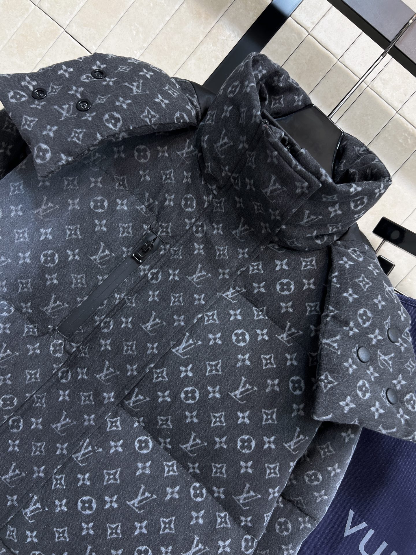 L家 25秋冬新款 渐变牛仔老花连帽高领羽绒服 定制渐变牛仔老花图案面料 奢华感满满 高领宽松连帽设计 