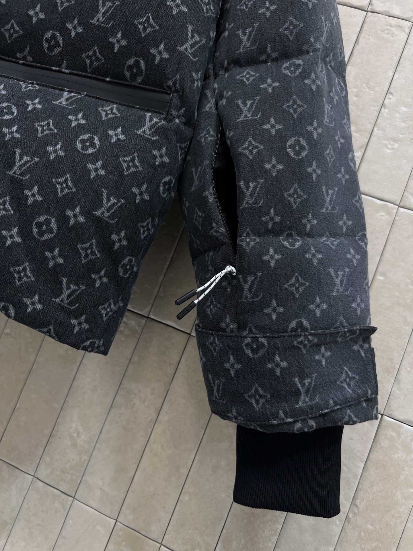 L家 25秋冬新款 渐变牛仔老花连帽高领羽绒服 定制渐变牛仔老花图案面料 奢华感满满 高领宽松连帽设计 