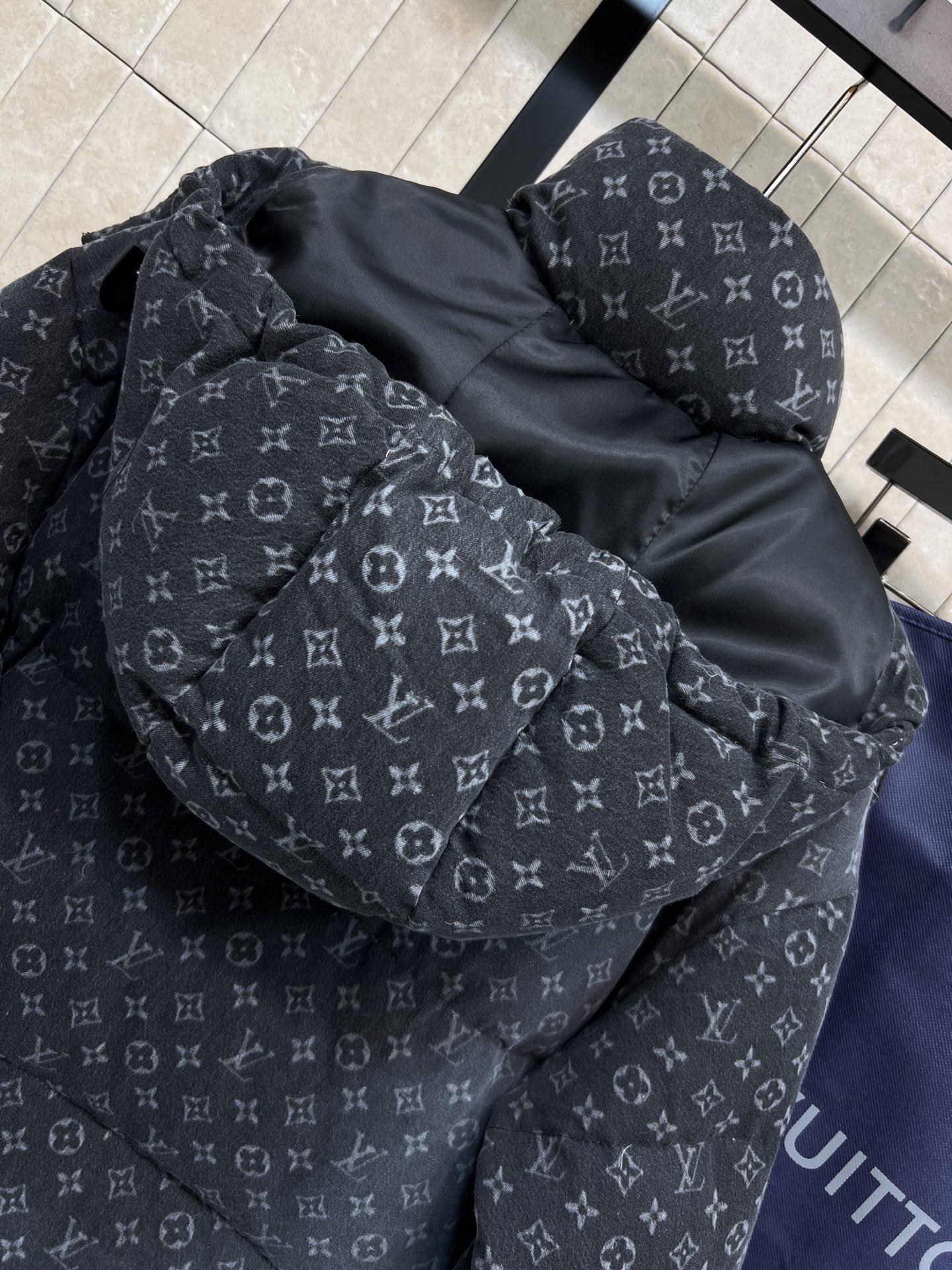 L家 25秋冬新款 渐变牛仔老花连帽高领羽绒服 定制渐变牛仔老花图案面料 奢华感满满 高领宽松连帽设计 