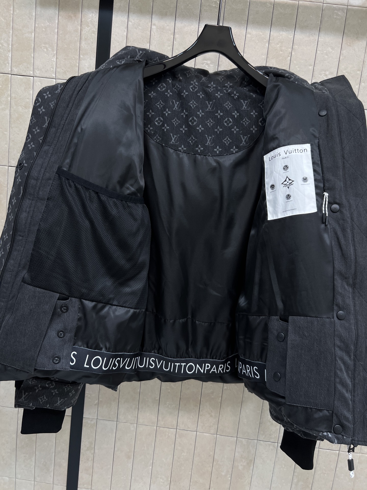 L家 25秋冬新款 渐变牛仔老花连帽高领羽绒服 定制渐变牛仔老花图案面料 奢华感满满 高领宽松连帽设计 