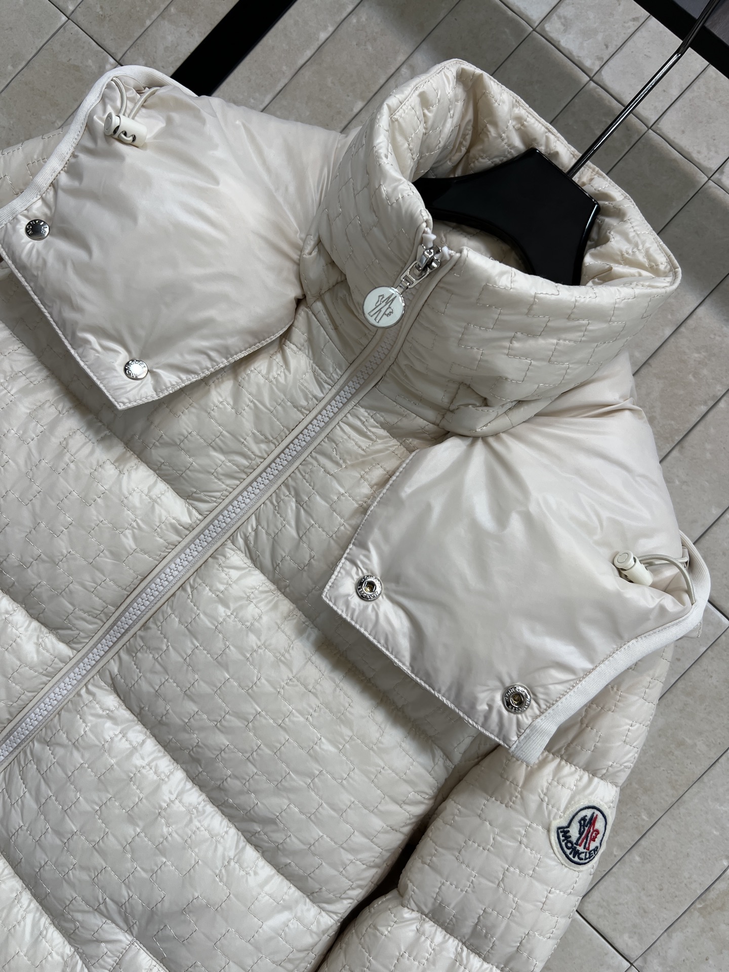 M家 25秋冬新款 几何绗缝连帽羽绒服立领连帽版型防风酷帅超有型 国标90绒填充 保暖力满分漆 重工几何