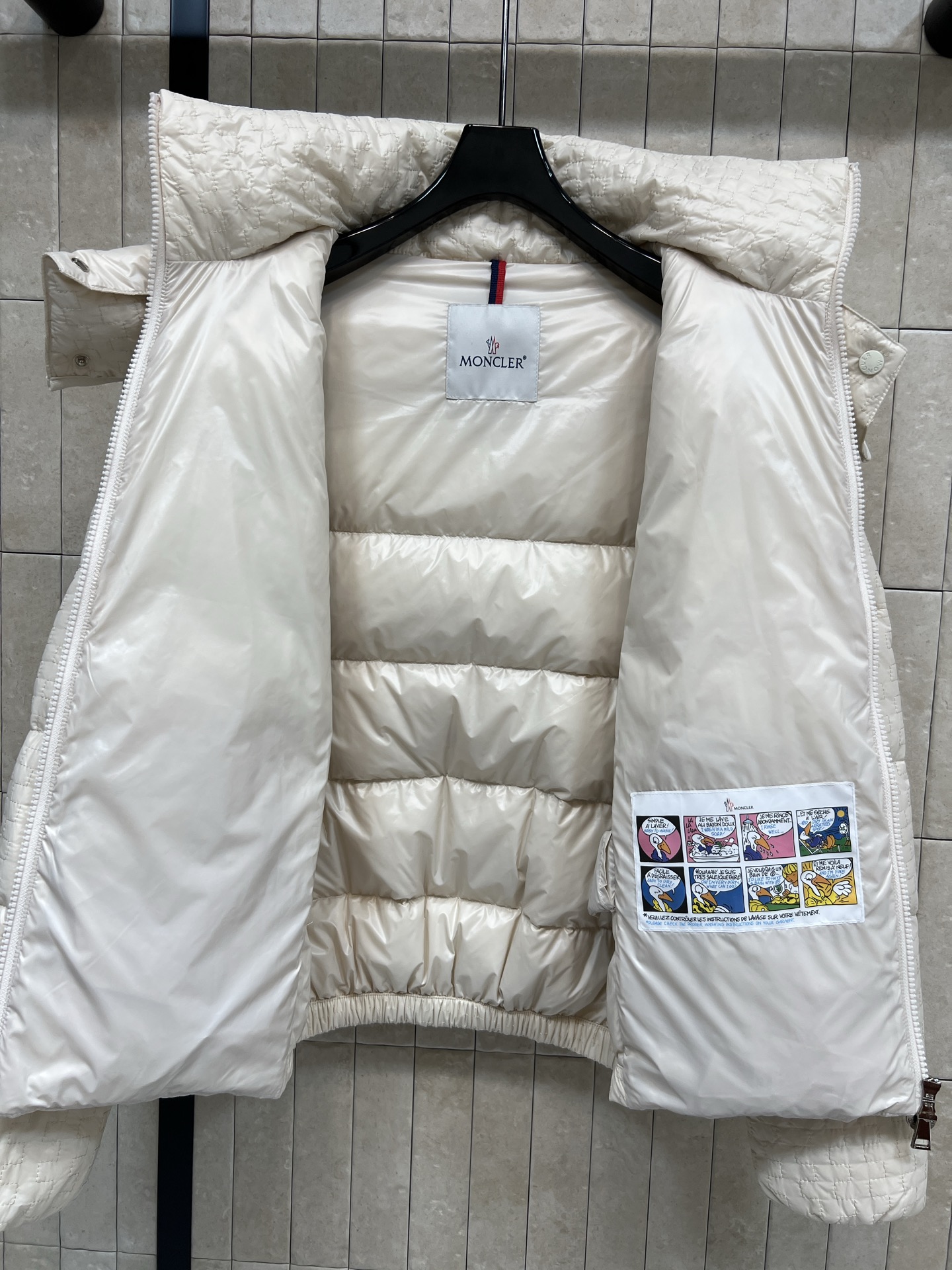 M家 25秋冬新款 几何绗缝连帽羽绒服立领连帽版型防风酷帅超有型 国标90绒填充 保暖力满分漆 重工几何