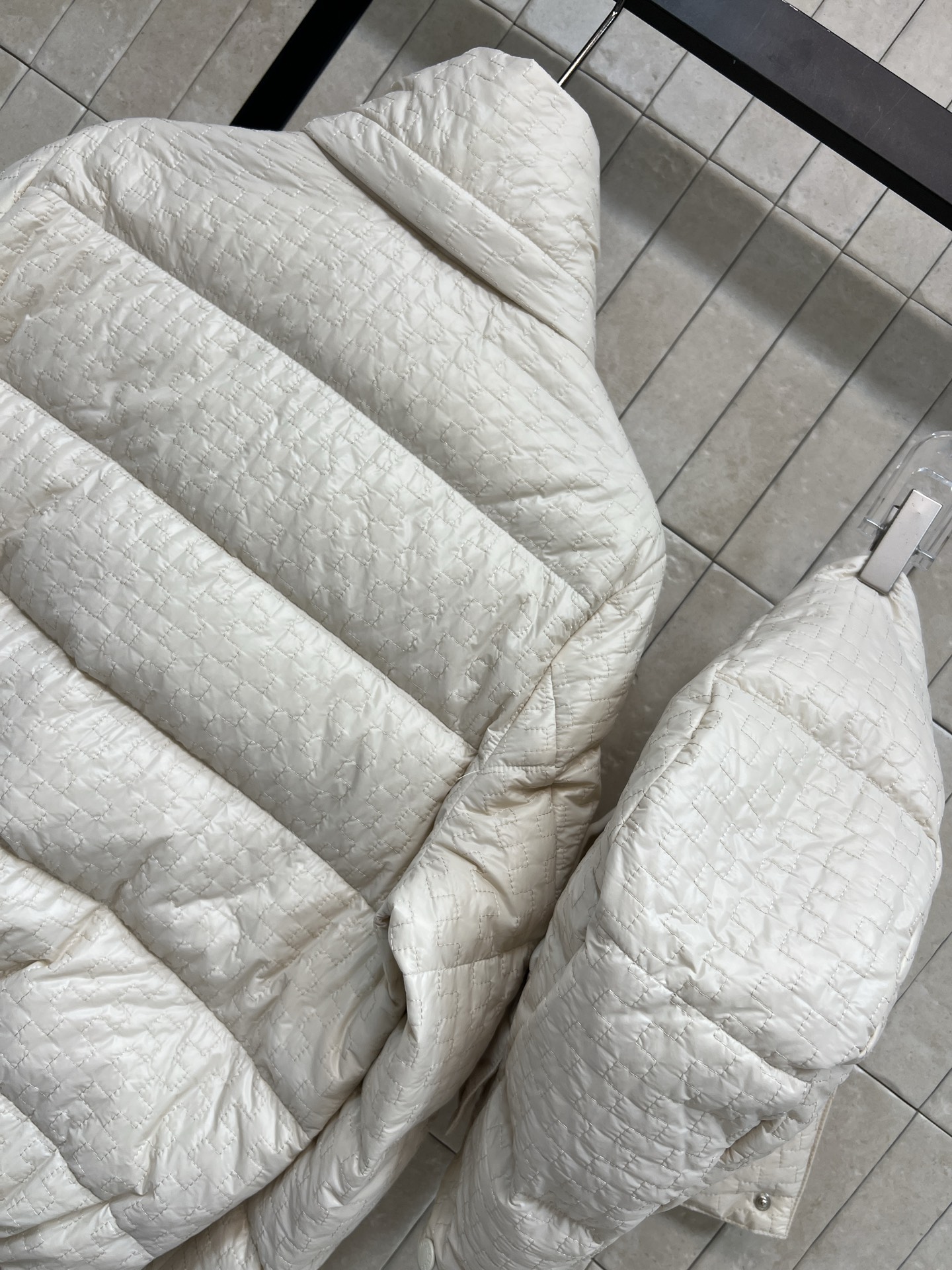 M家 25秋冬新款 几何绗缝连帽羽绒服立领连帽版型防风酷帅超有型 国标90绒填充 保暖力满分漆 重工几何