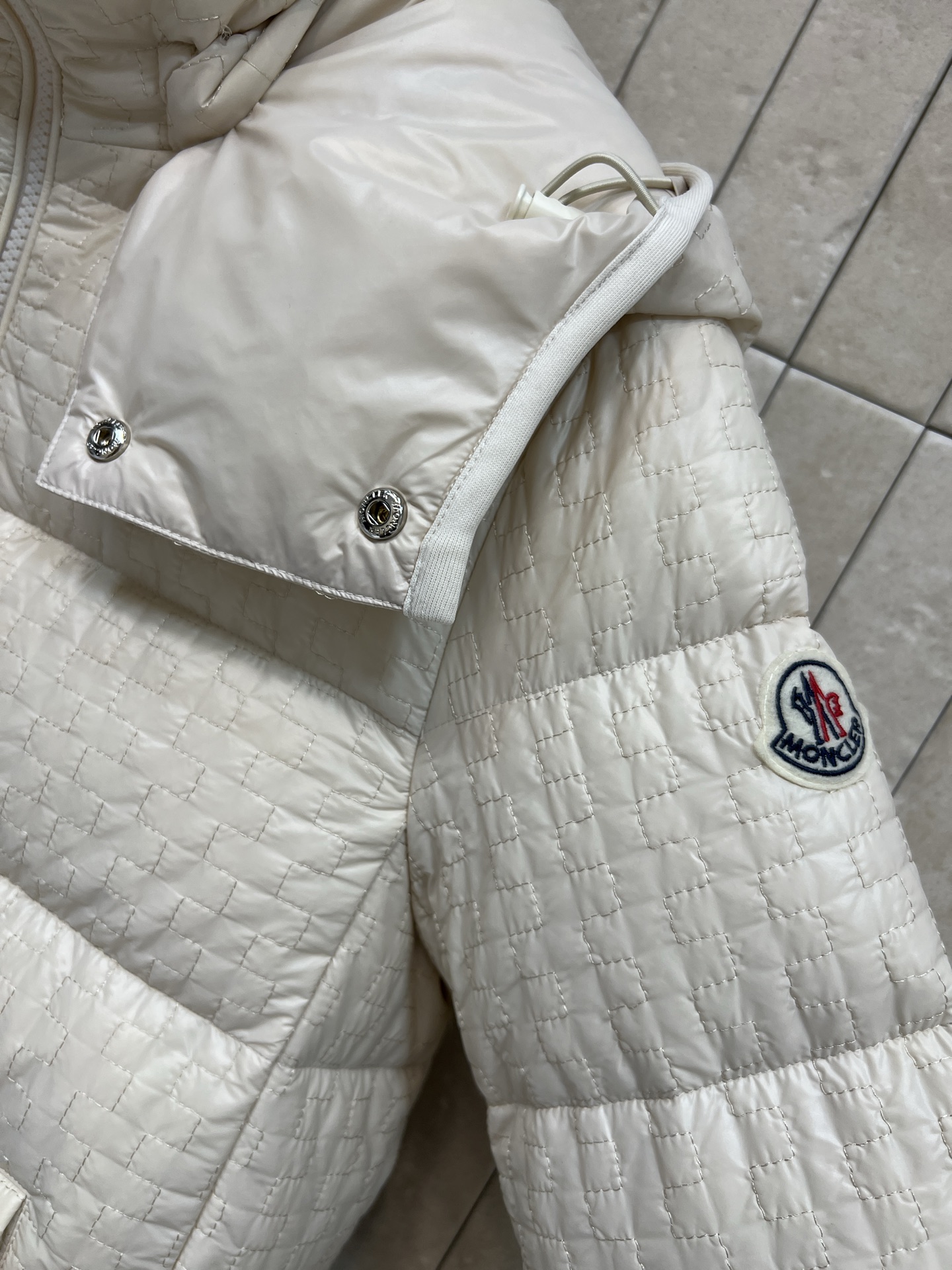 M家 25秋冬新款 几何绗缝连帽羽绒服立领连帽版型防风酷帅超有型 国标90绒填充 保暖力满分漆 重工几何