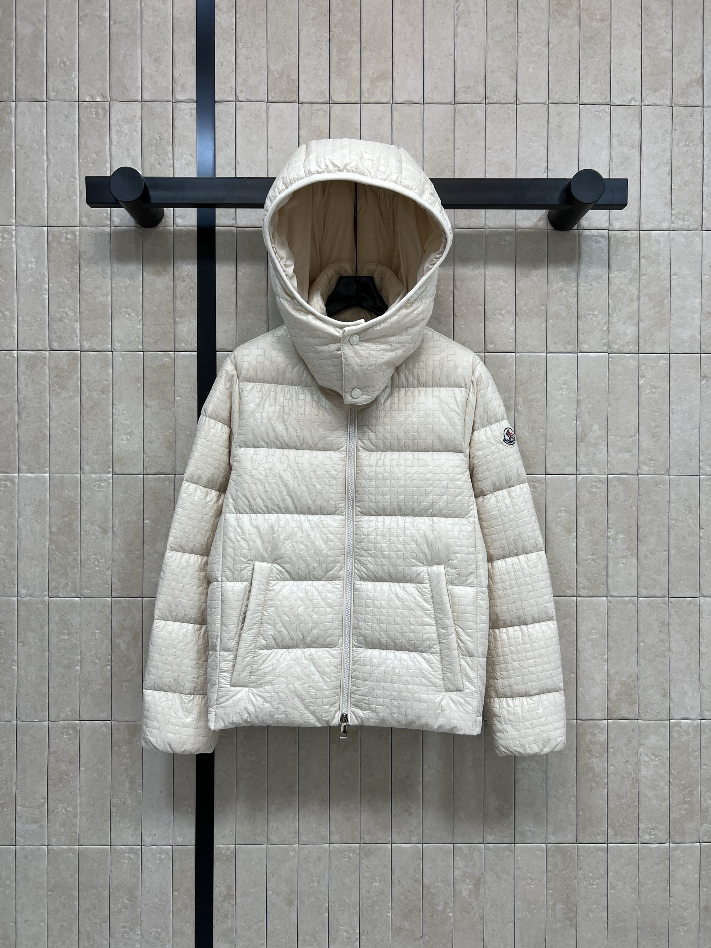 M家 25秋冬新款 几何绗缝连帽羽绒服立领连帽版型防风酷帅超有型 国标90绒填充 保暖力满分漆 重工几何