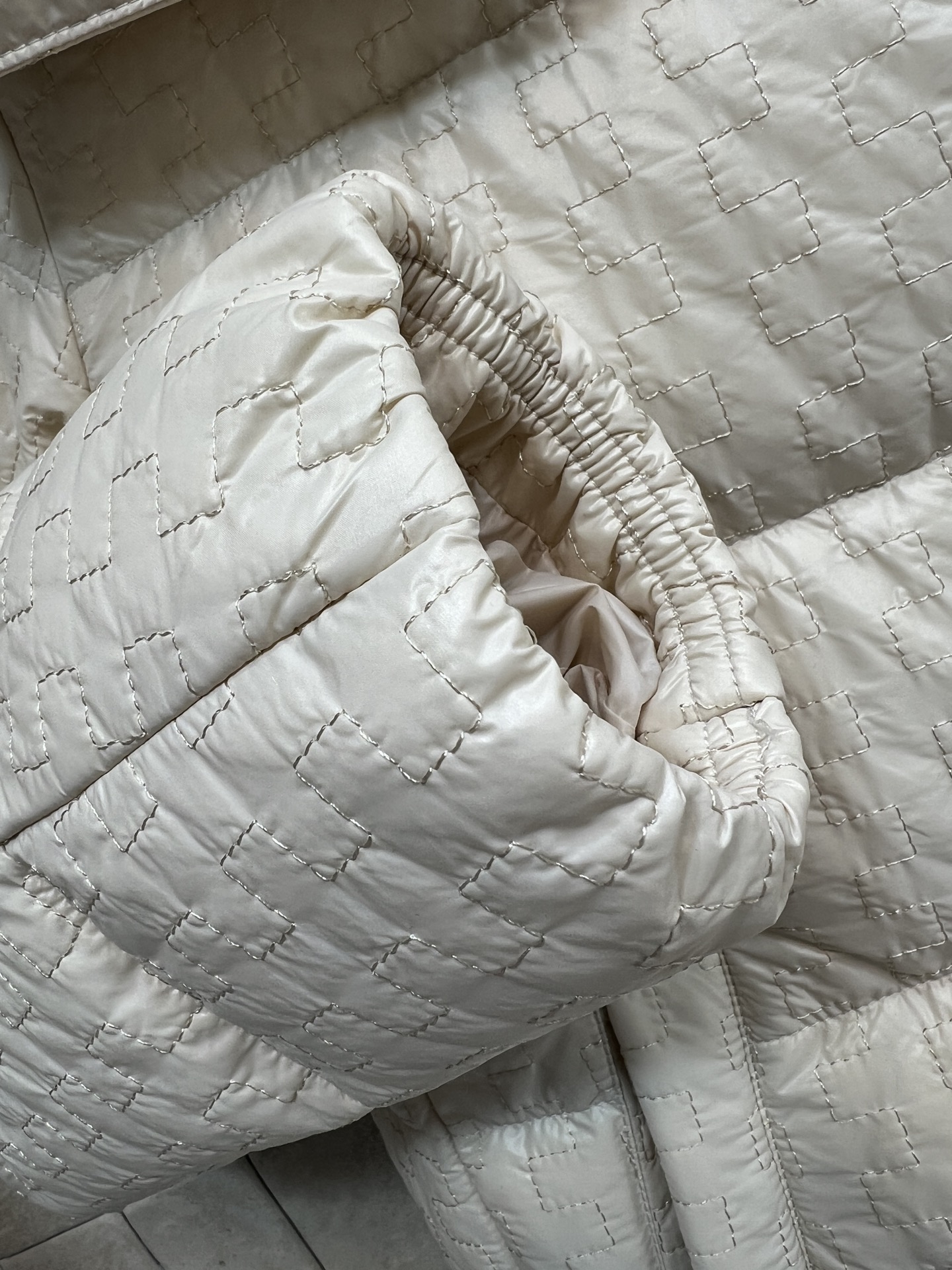 M家 25秋冬新款 几何绗缝连帽羽绒服立领连帽版型防风酷帅超有型 国标90绒填充 保暖力满分漆 重工几何