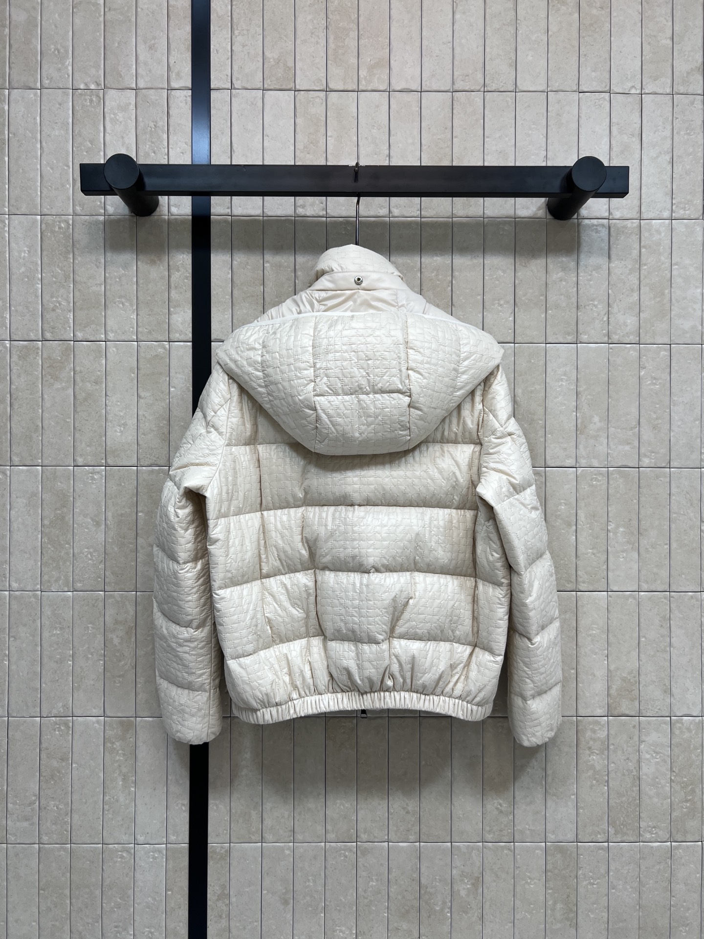 M家 25秋冬新款 几何绗缝连帽羽绒服立领连帽版型防风酷帅超有型 国标90绒填充 保暖力满分漆 重工几何